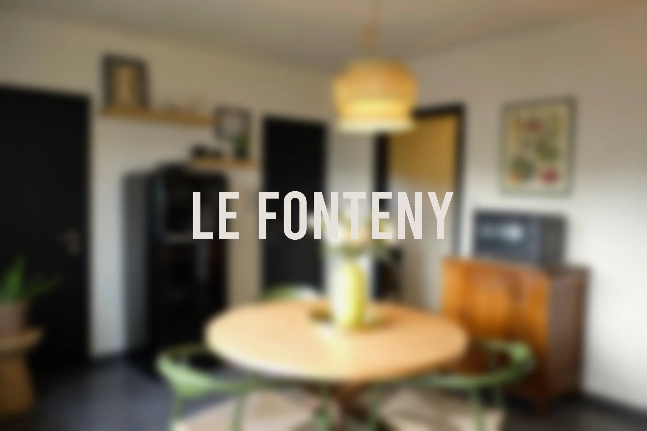 Intérieur d'une salle à manger avec une table ronde, une suspension en rotin au plafond, un meuble en bois, et des décorations murales. Le texte "LE FONTENY" est affiché au centre.
