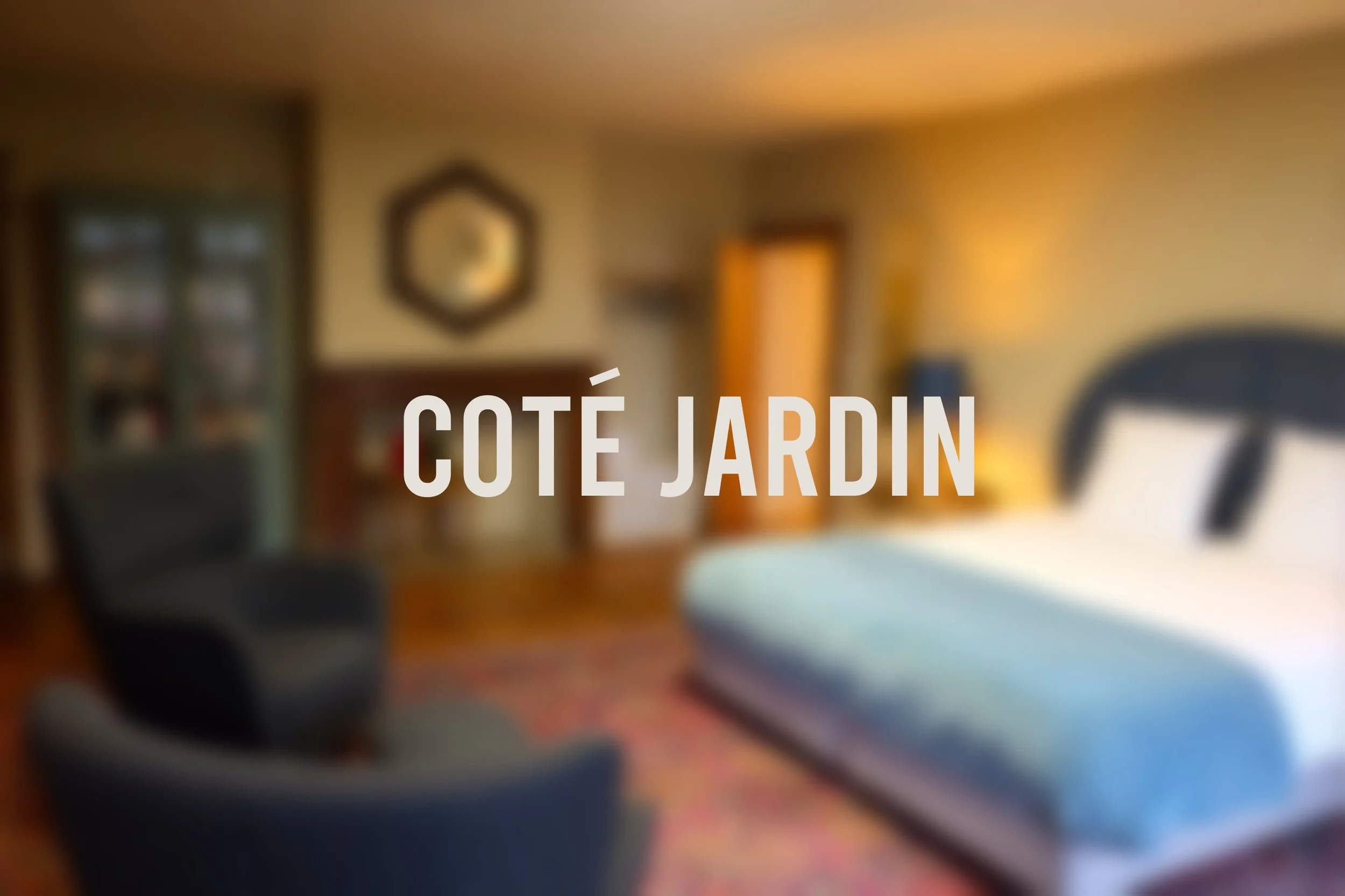 Pièce de chambre avec lit, fauteuil, lampe de chevet et mobilier, décor chaleureuse.