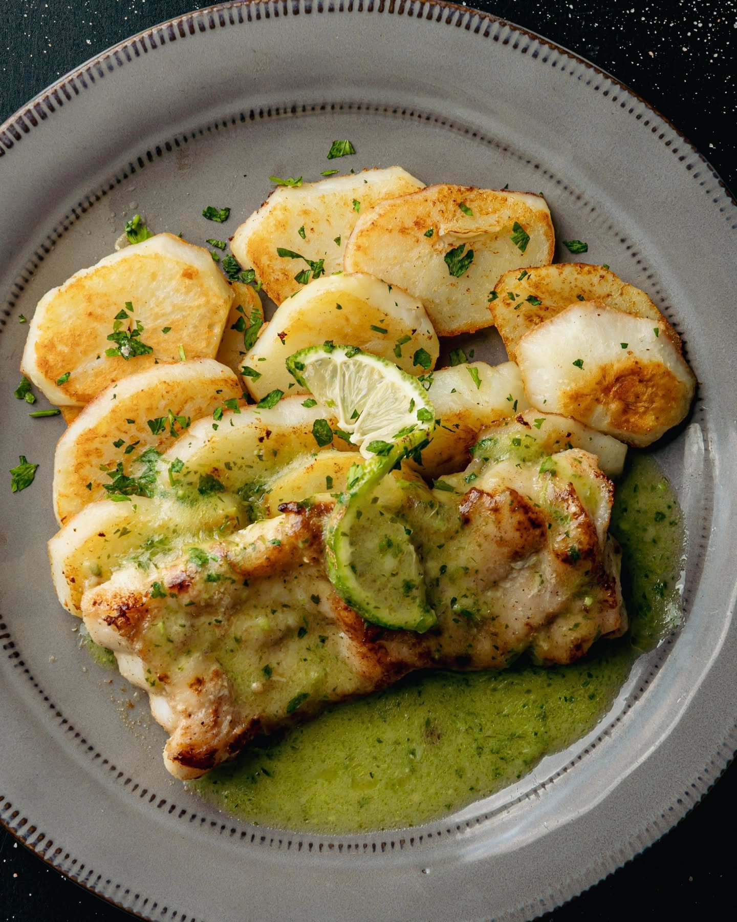 Lemon butter grouper + Saut&eacute;ed potatoes = Lunch dreams😋

#jamestowncoffeegh #lunch #brunch #goodfood