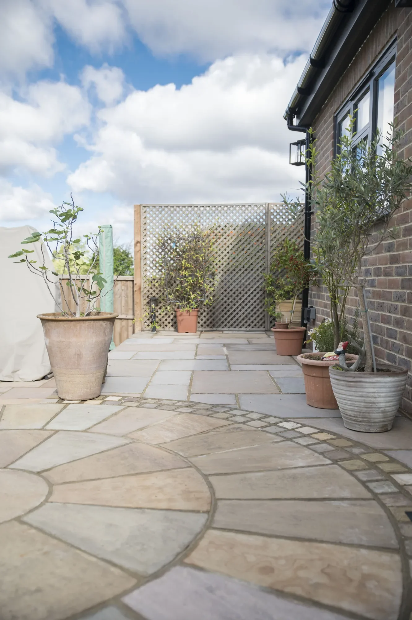 extension-landscaping-06-patio-trellis-screen.webp