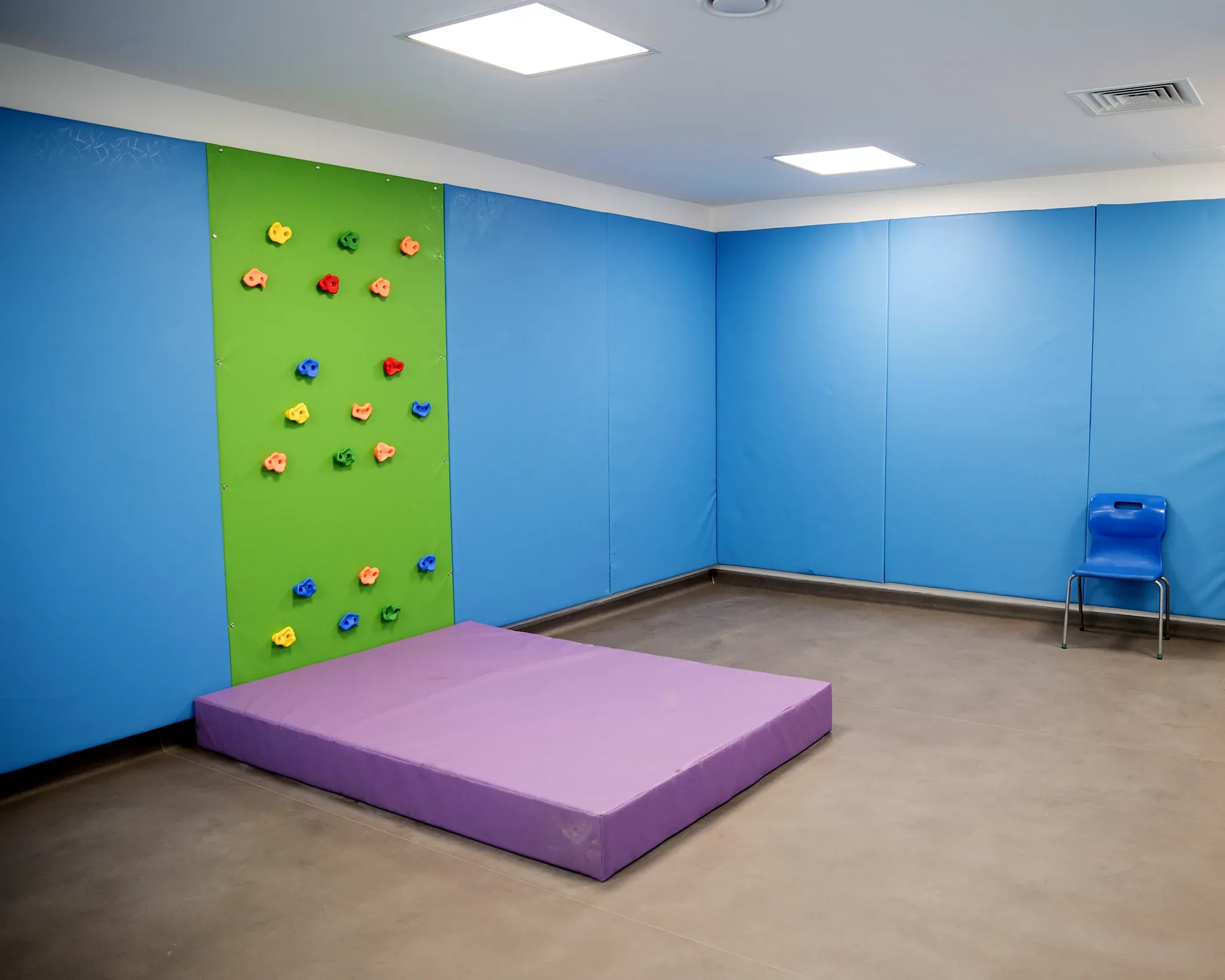 school-refurbishment-08-soft-play-room-climbing-wall.webp