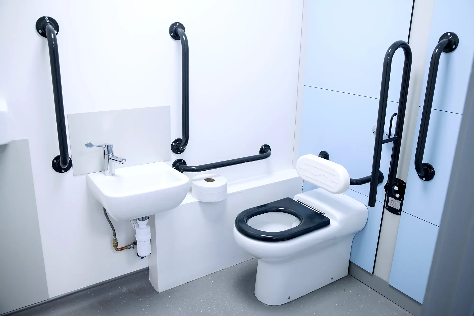 school-refurbishment-15-accessible-toilet.webp