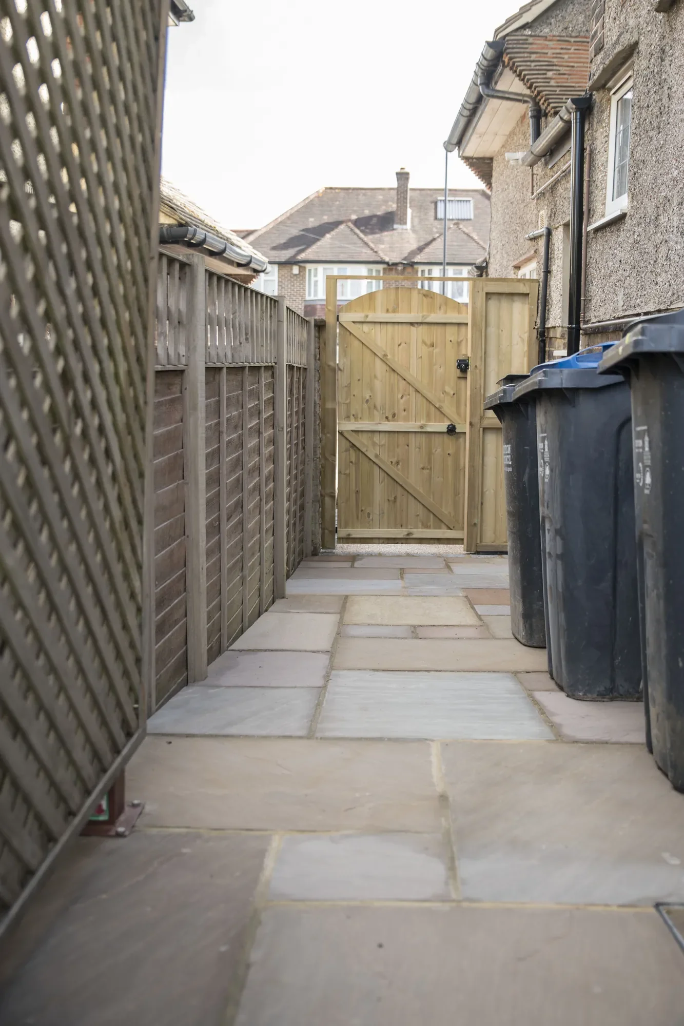 extension-landscaping-07-side-path-timber-gate.webp