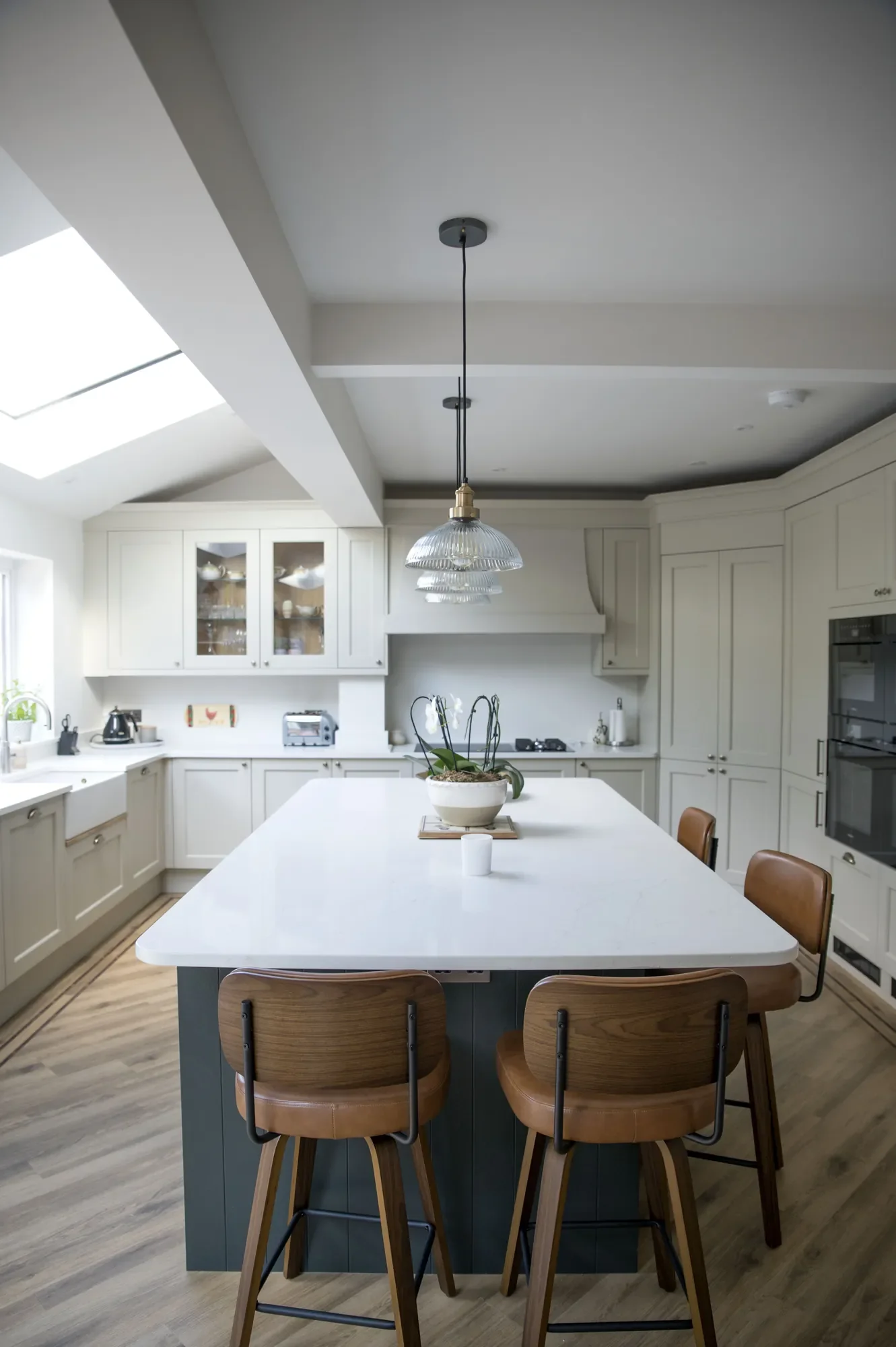 kitchen-extension-07-island-bar-stools-front-view.webp