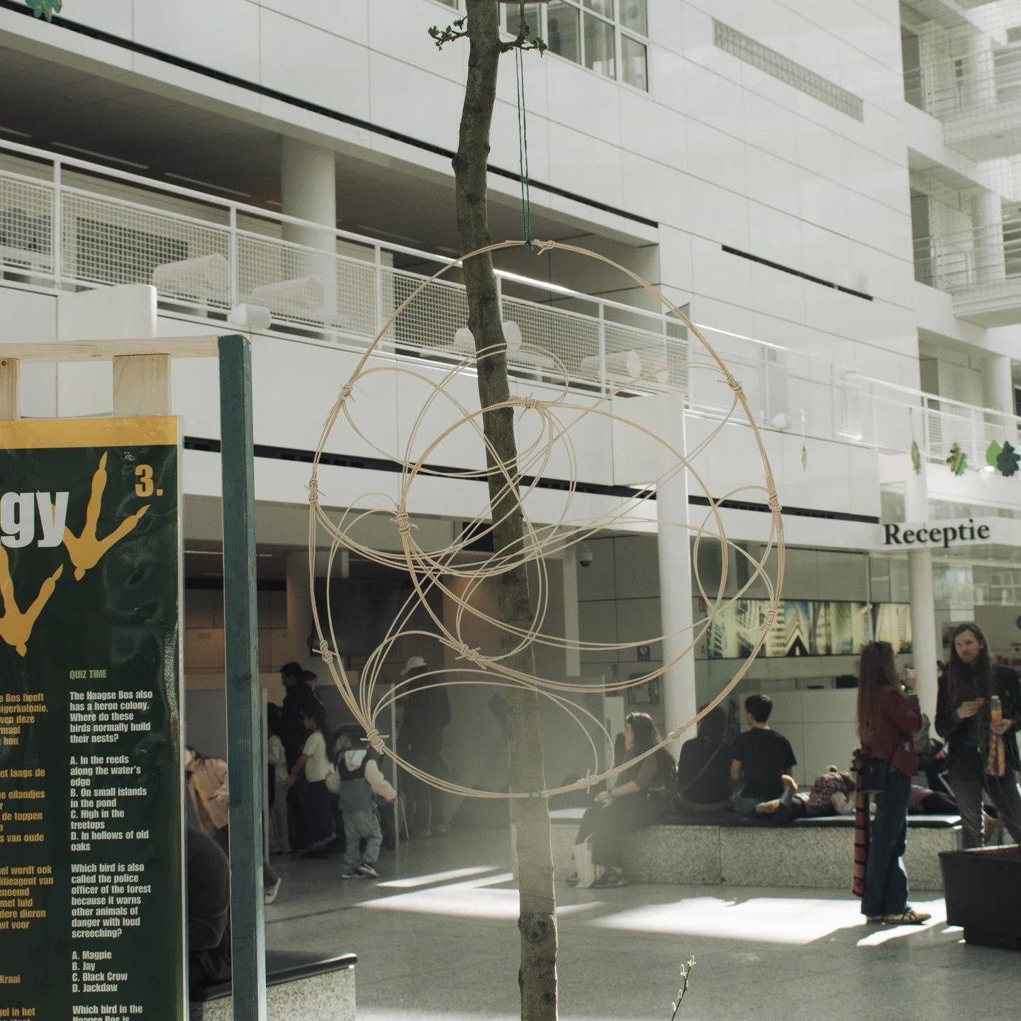 Afgelopen dinsdag opende de expositie 450 jaar bescherming van het Haagse Bos.
Tot en met 1 mei is mijn werk Maat der dingen te zien in het Haagse Bos en het Atrium.
In het Atrium hangt Landschapspijn, in het bos vijf ringen, ge&iuml;nspireerd op de 