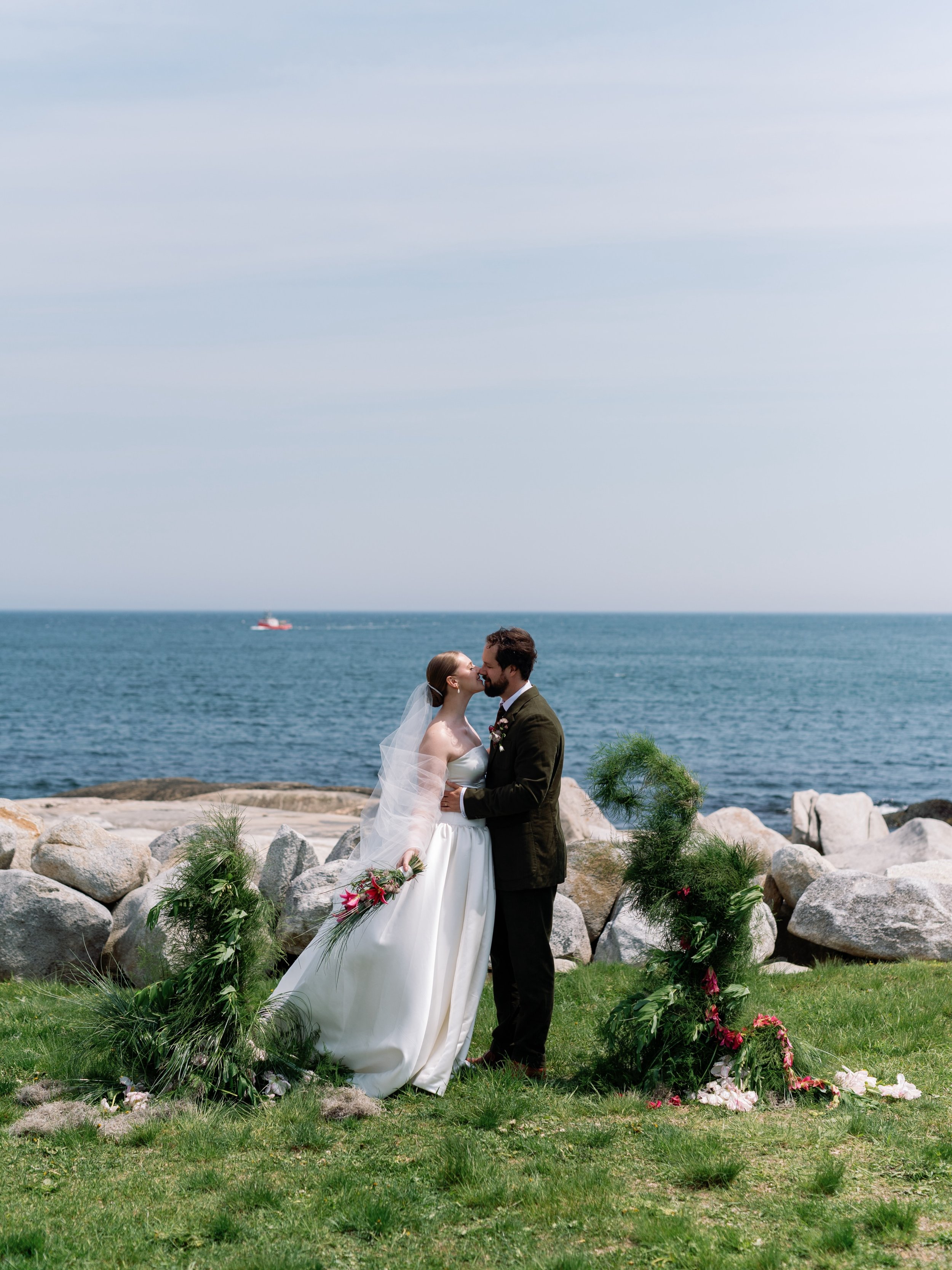 A reminder that you can do whatever the heck you want for your wedding day &mdash; if you&rsquo;re like me, you might want a conch shell bouquet 😮&zwj;💨

.
.
.

Planning &amp; Design: @meaghanmacweddings_ 
Photography: @alyssajoyphoto 
Florals: @fa