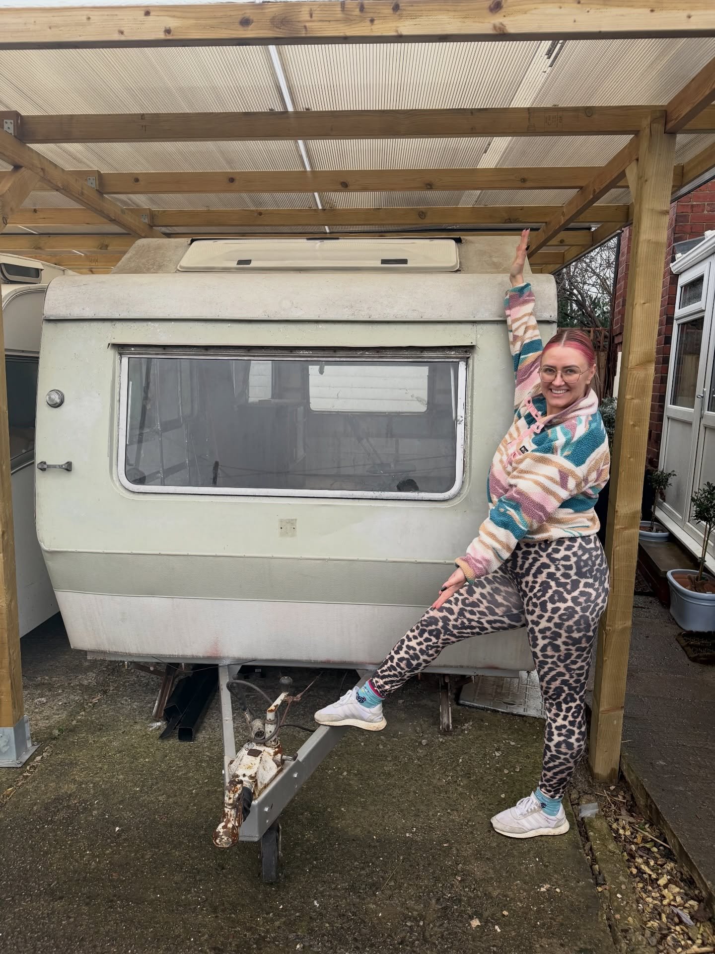 INTRODUCING 🥁🥁🥁 THE GLARAVAN 💕

Something that I&rsquo;ve been working on behind the scenes since last spring! 

I&rsquo;ve been wanting to create a private studio space to work in for a VERY long time. 

At first I was considering a garage conve