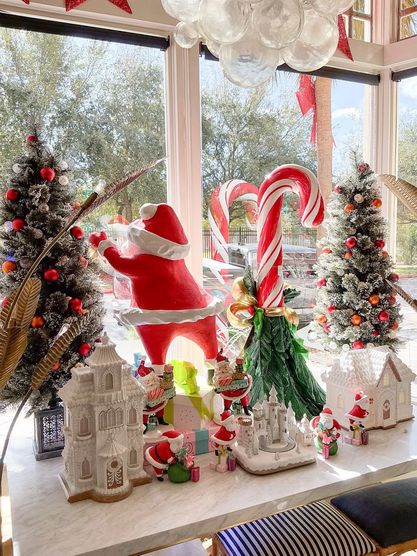 Morning light + a magical window display = holiday vibes we adore! Don&rsquo;t y&rsquo;all love this season?! ✨✨✨

#christmasmagic✨ #loveholidayseason #christmasdecor #homdecor #merrychristmas #galveston #lunahomeandgifts
