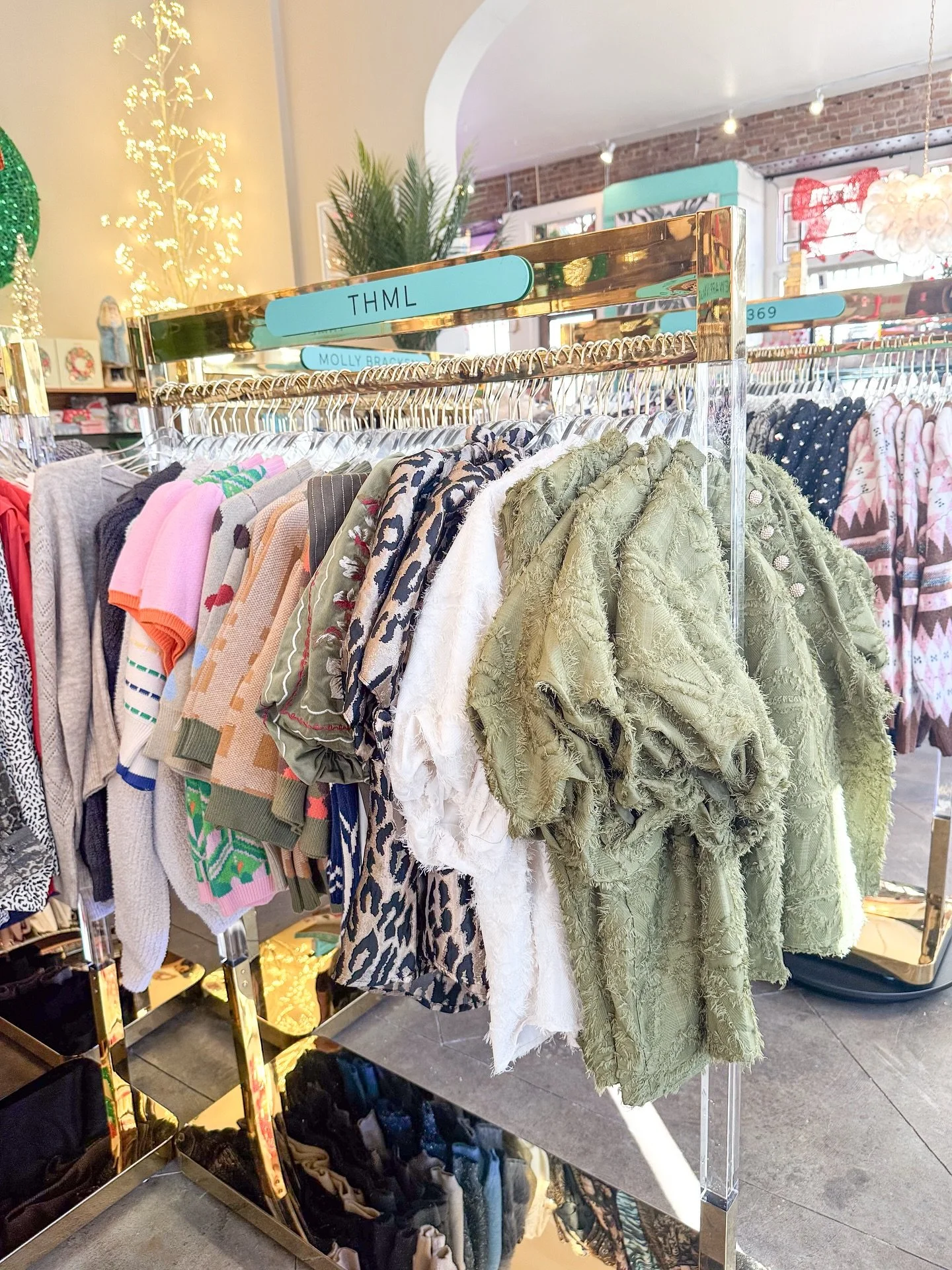 Come check out the new arrivals - starting with these cute blouses we&rsquo;re loving right now!✨🩷

#fashion #puffblouse #shoplocal #boutiqueshopping #lunahomeandgifts