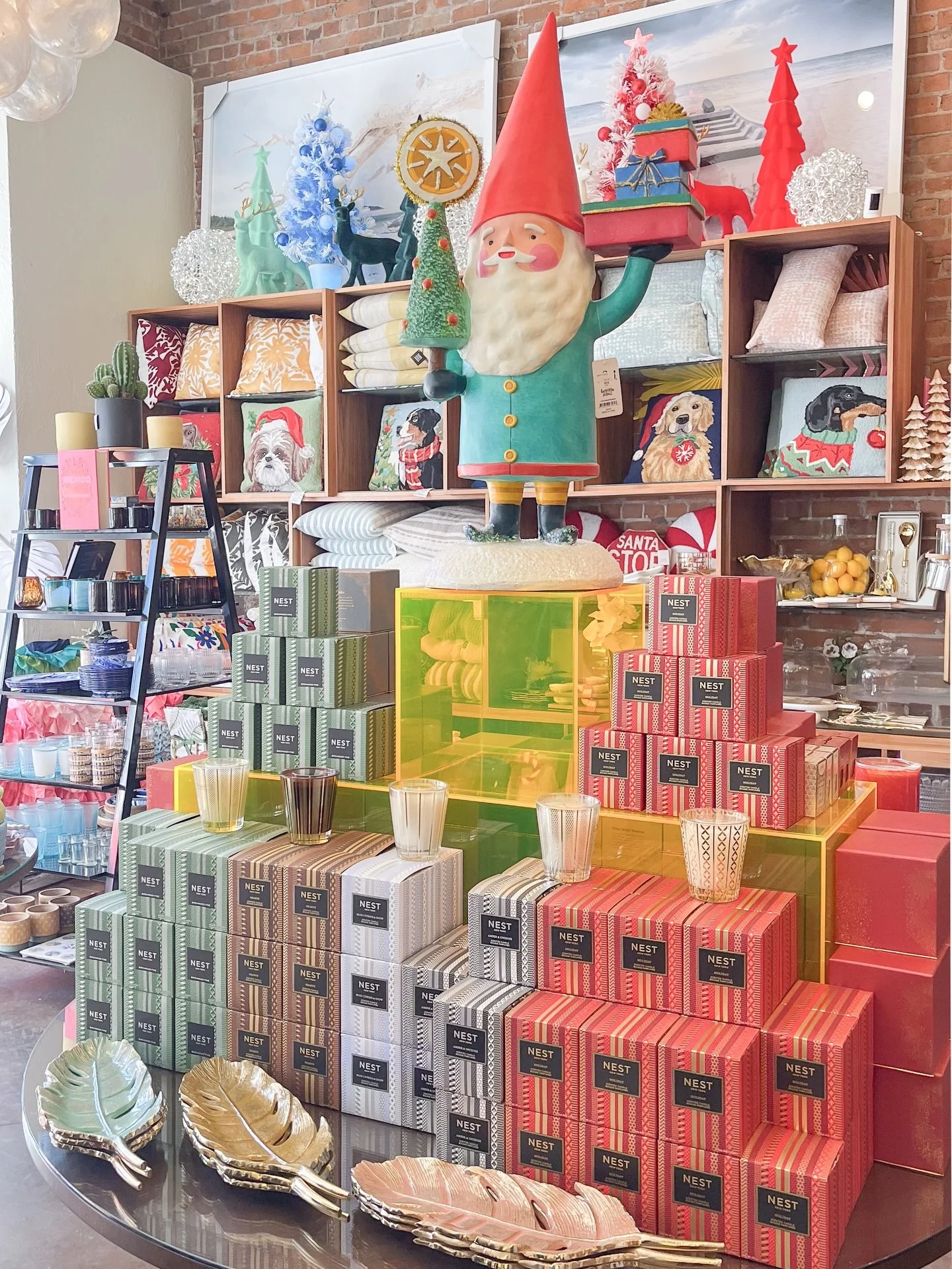 These scented candles are bringing all the cozy, festive vibes to Luna. Stop by and pick your favorite! 🕯️✨

#scent #scentcandle #smellslikechristmas #homedecorating #christmasmagic #lunahomeandgifts #galveston