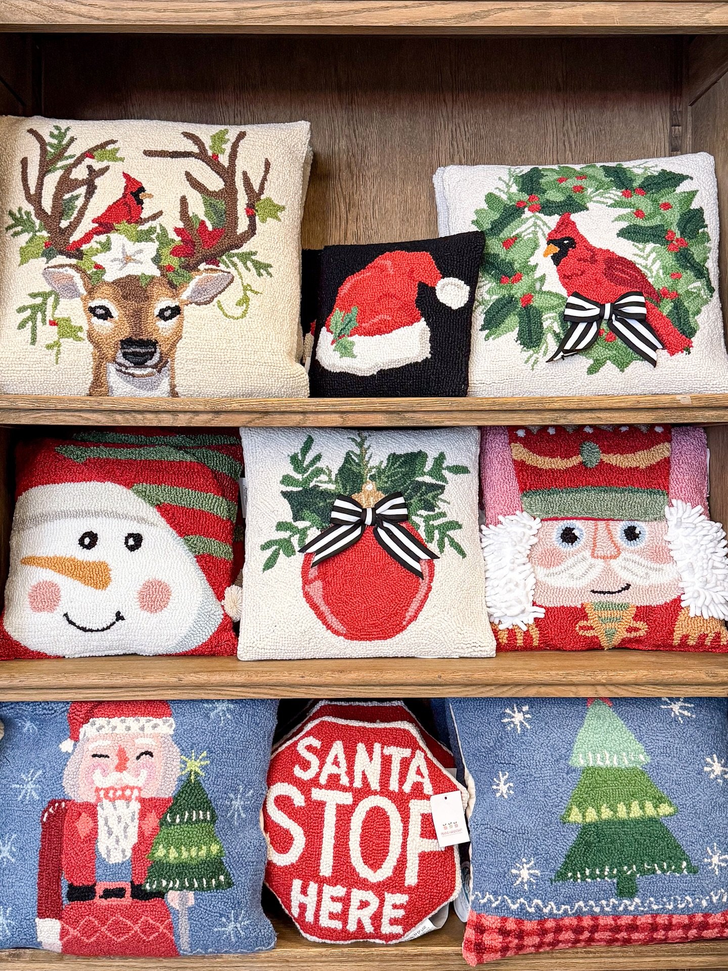 It&rsquo;s time to switch the pillows and bring instant Christmas spirit into your home!✨🎅🏼🎄

#decorativepillows #holidayseason #holidaypillows #homedecor #christmas2025 #galveston #lunahomeandgifts