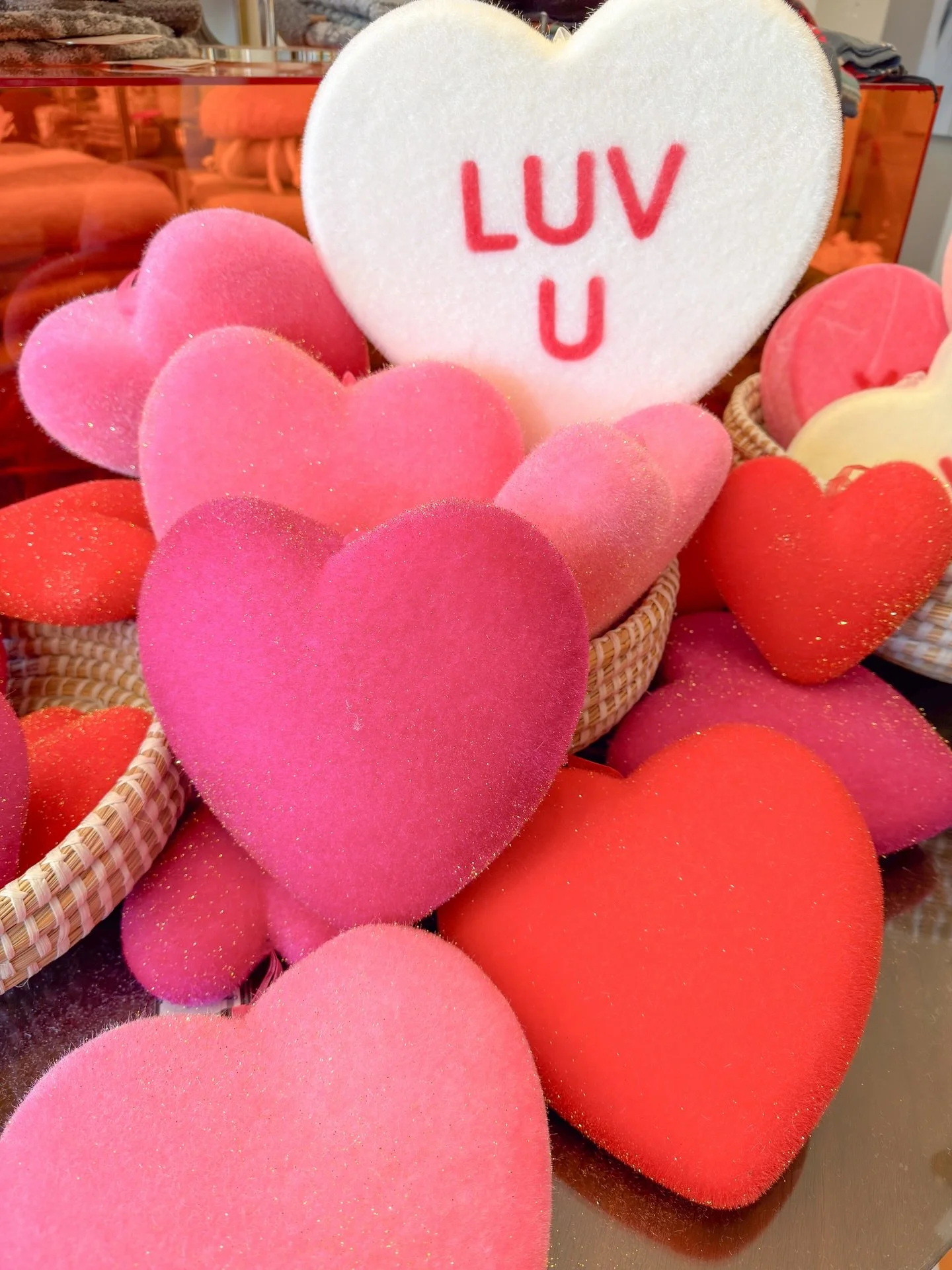 Love is in the Island air 💘✨

Valentines day is in one day! And, we&rsquo;ve filled Luna with all the things that say I Love You to help you find the perfect gift! 

#valentines #loveisintheair #lovers #shopsmall #boutiqueshopping