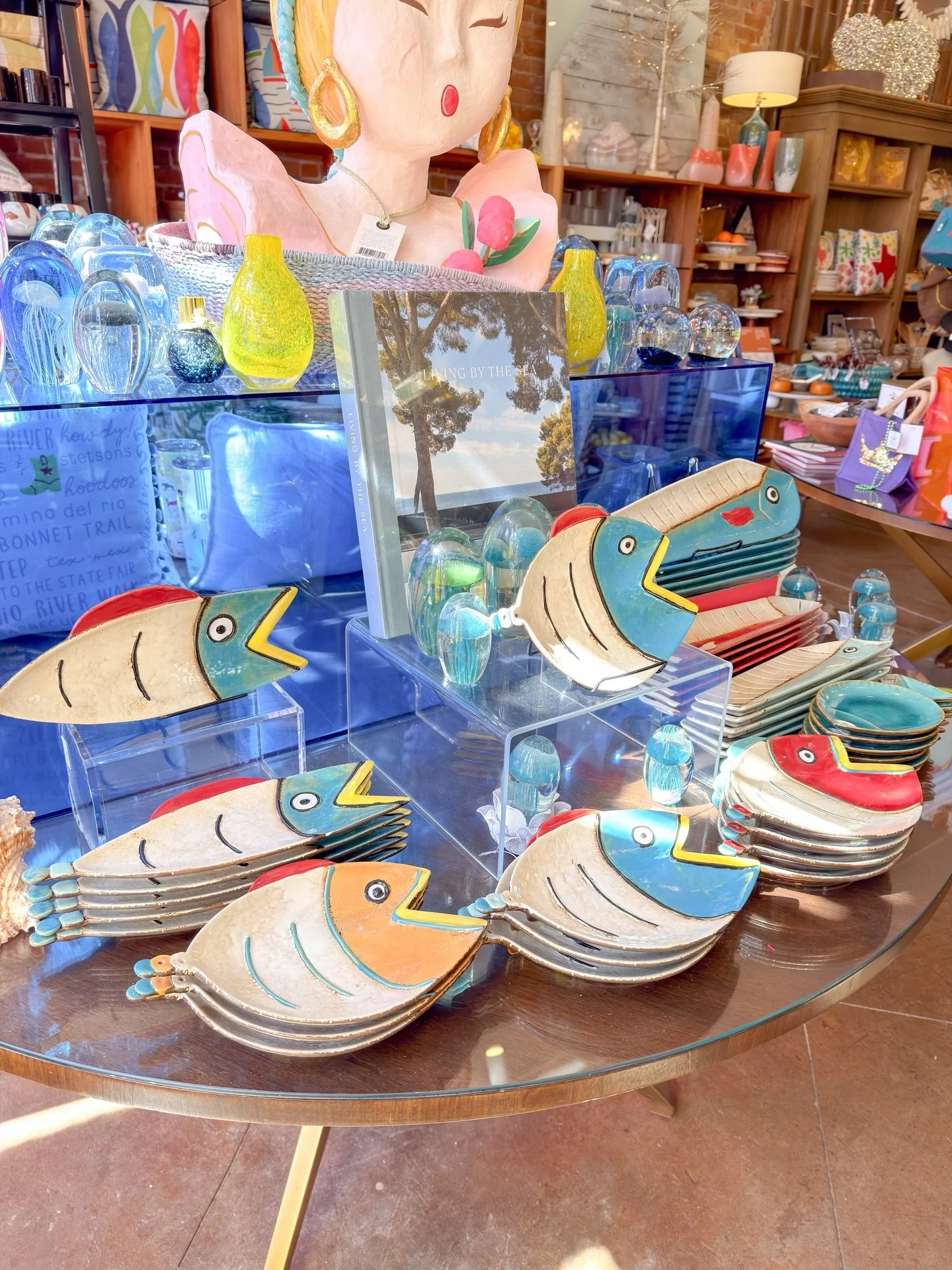 Happy Sunday, Galveston!! ☀️🌊
What a perfect weather to come &ldquo;fish&rdquo; for some of our beautiful curated finds&hellip; 

#shoplocally #lunahomeandgifts #greatfinds #boutiqueshopping #galveston