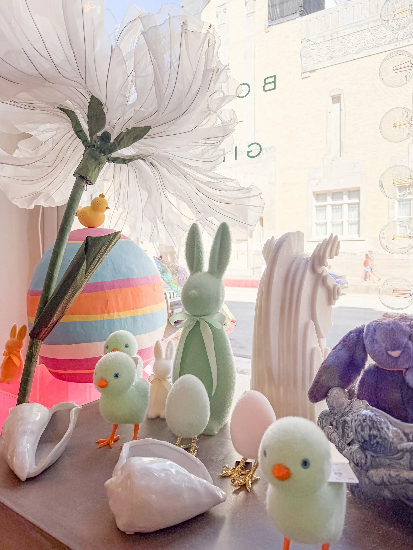 A bit of Easter around here&hellip; filled with the happiest colors, playful touches and the sweetest finds. 🐰✨🌸

#color #easter #eastercolors #galveston #lunahomeandgifts