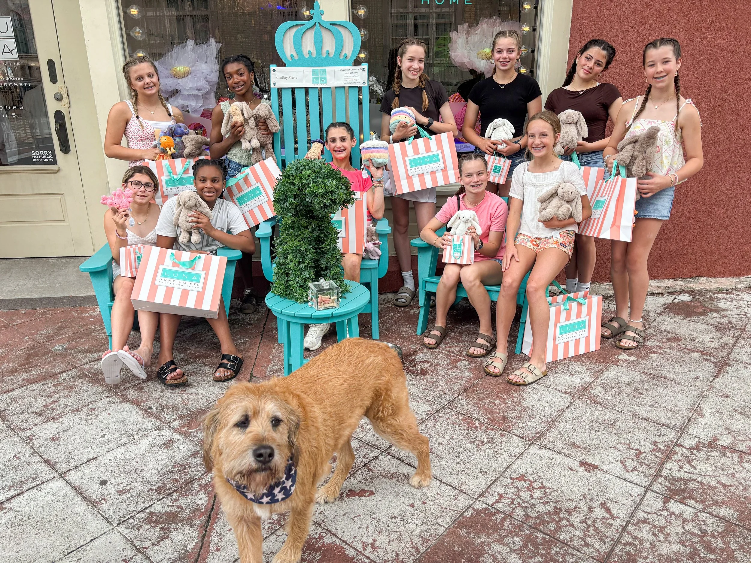 Birthday shopping + bestfriends + Jellycat = the sweetest day ever. We loved celebrating with this fun crew and helping everyone find a new fluffy friend! 🎂🧸✨

#lunahomeandgifts #birthdaygirl #birthdaycelebration❤️ #jellycat