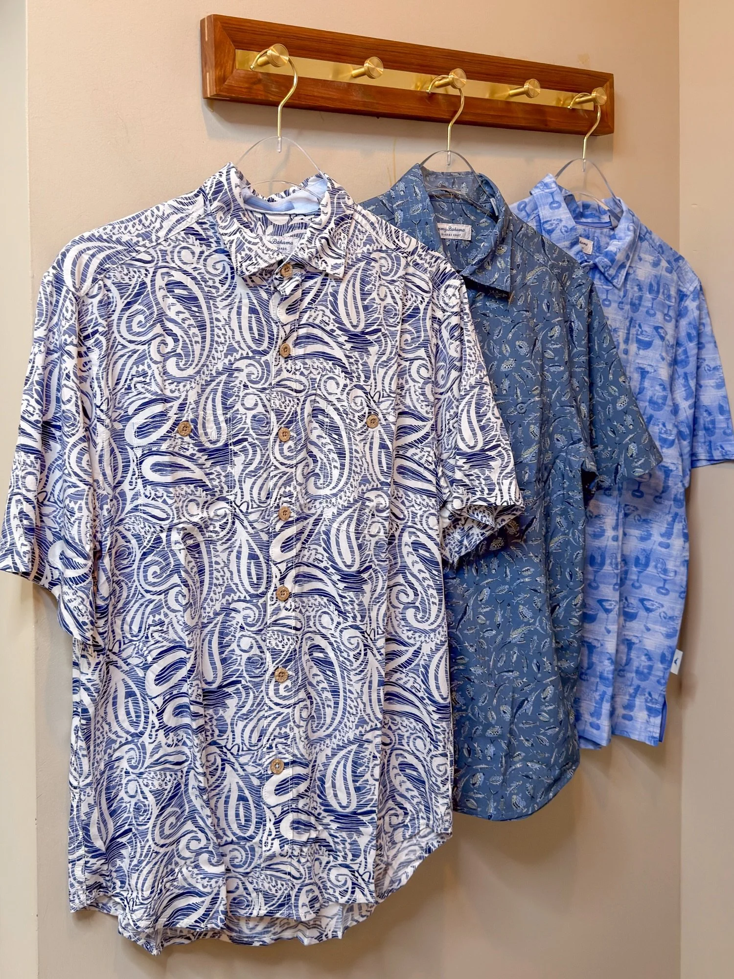 Easy shirts for sunny days ☀️

Relaxed, lightweight and made for that effortless coastal feel.

#lunahomeandgifts #galveston #menstyle #costalstyle #tommybahama