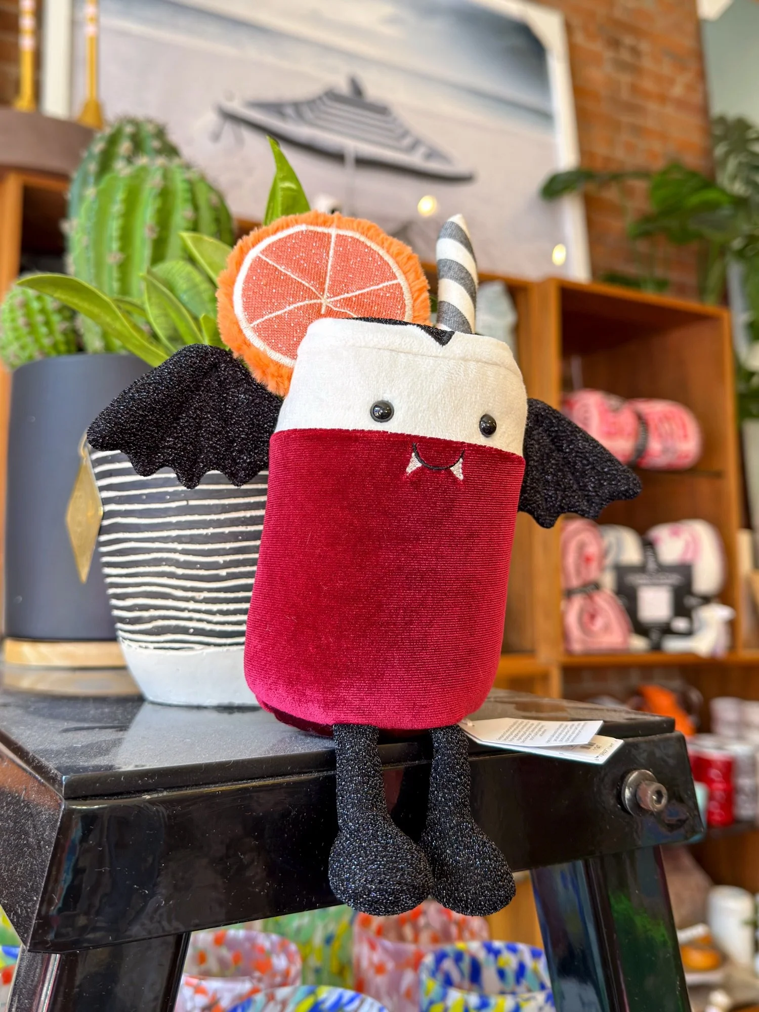 The Jellycat Halloween crew has arrived at Luna! 🎃👻🦇
Come pick your favorite spooky friend before they disappear!✨

#jellycat #halloween #galveston #lunahomeandgifts