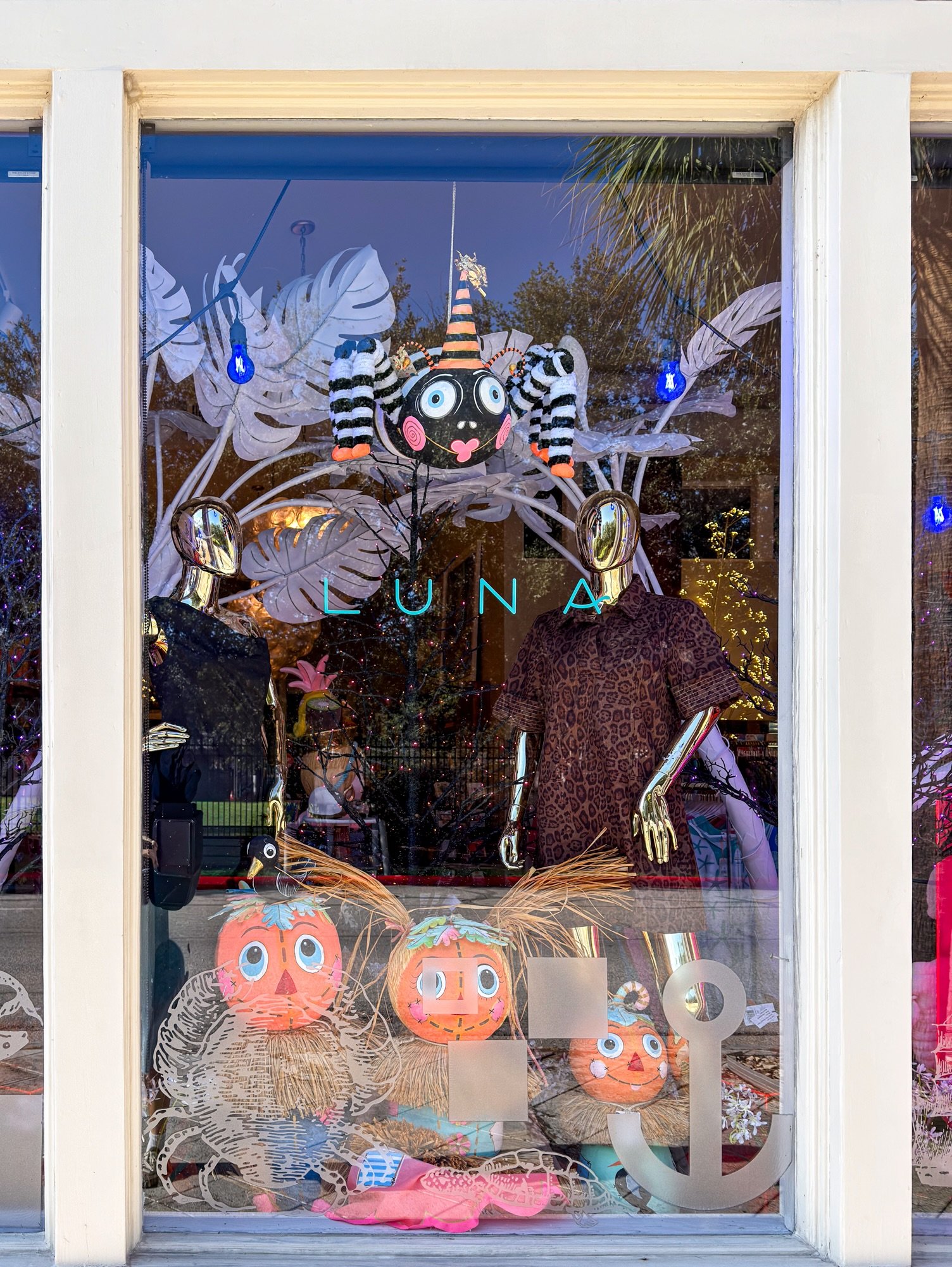 A little spooky, a lot of Chic! We are getting into the Halloween spirit, and we&rsquo;re ready to bring some frightfully fabulous vibes! ✨🎃🖤