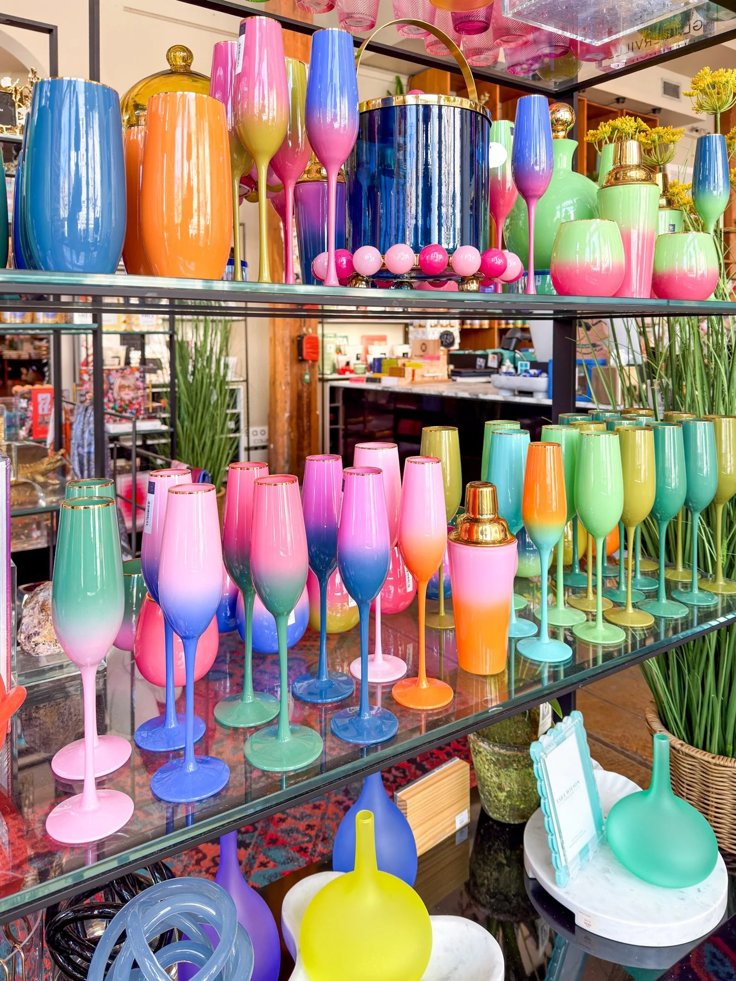 Serving up colors by the glass. 🥂🩵🩷💚 Why pick one color when you can have them all?✨

#lunahomeandgifts #colorfulliving #happyhome #galveston #colorlove