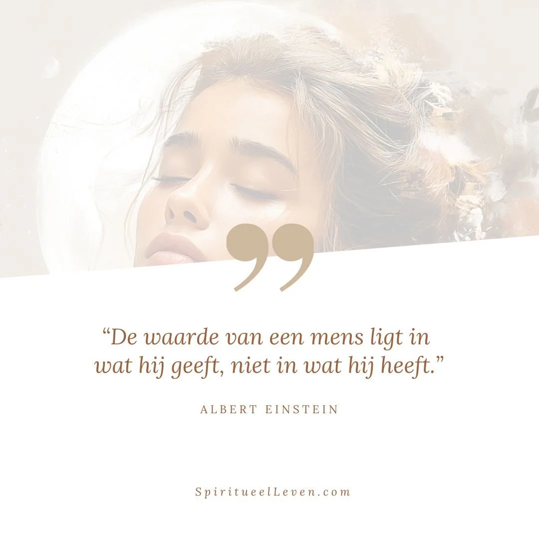 “De maan is mijn kompas. Ze herinnert me eraan dat ik niet altijd hoef te groeien, maar soms gewoon mag schijnen - en soms mag verdwijnen.”
