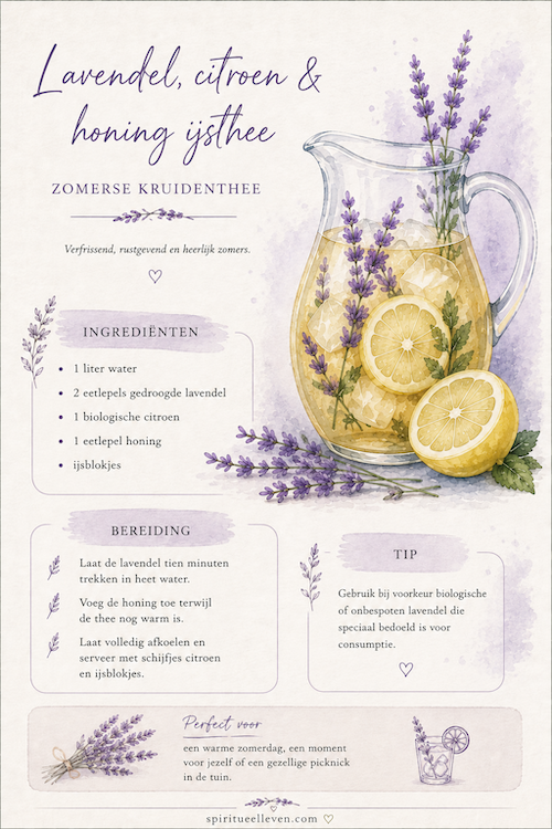 Lavendel citroen en honing ijsthee in een glazen kan met verse citroen lavendelbloemen en ijsblokjes op een zomerse tafel.