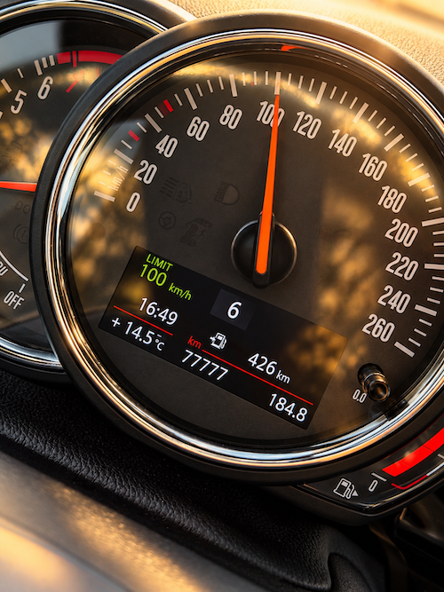 Kilometerteller van mijn auto met precies 77777 kilometer, een bijzonder moment van synchroniciteit op mijn levenspad.