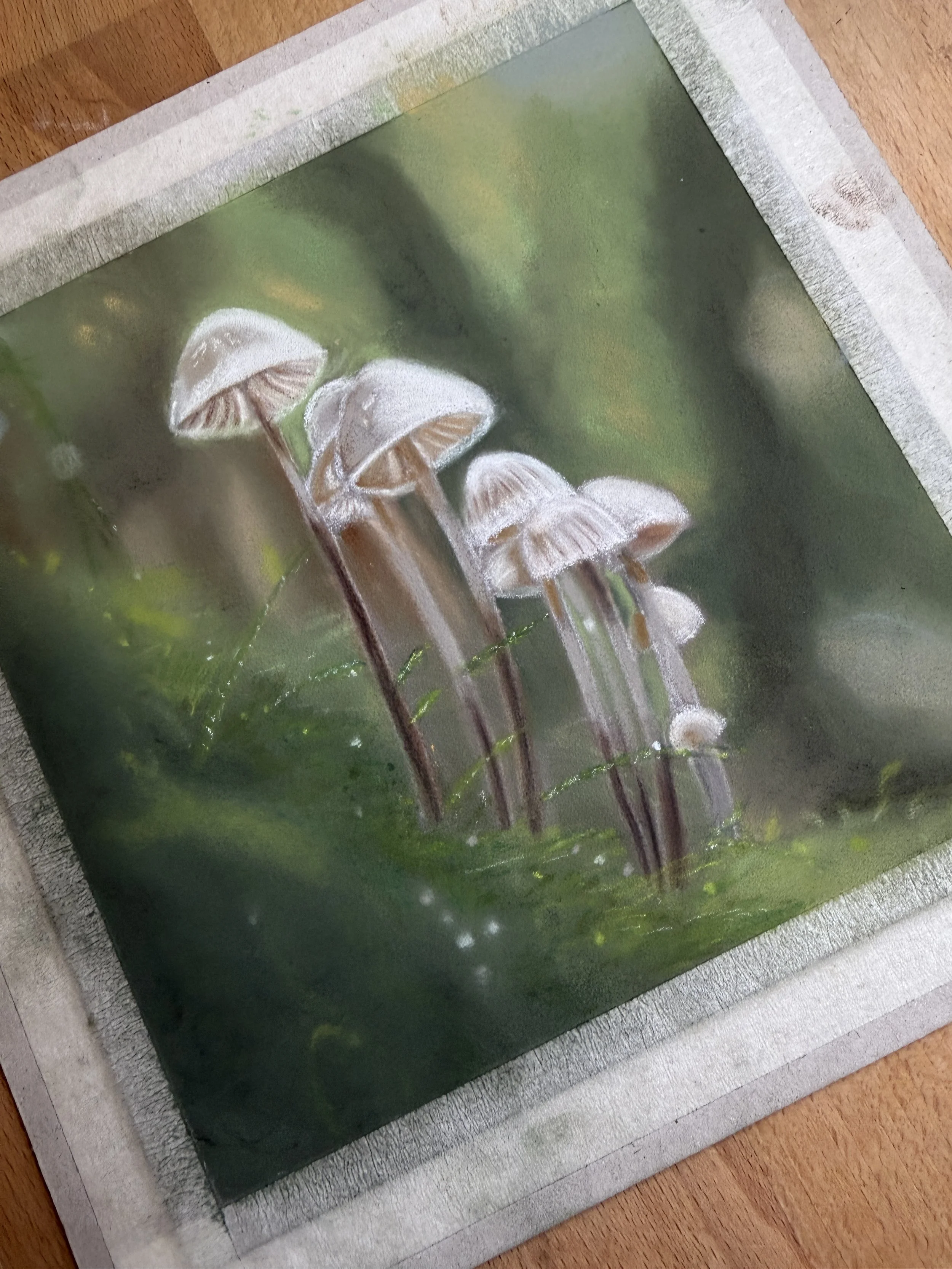 Mijn eerste pasteltekening van tere witte paddenstoelen tussen groen mos, gemaakt tijdens een creatieve workshop met pastelkrijt.