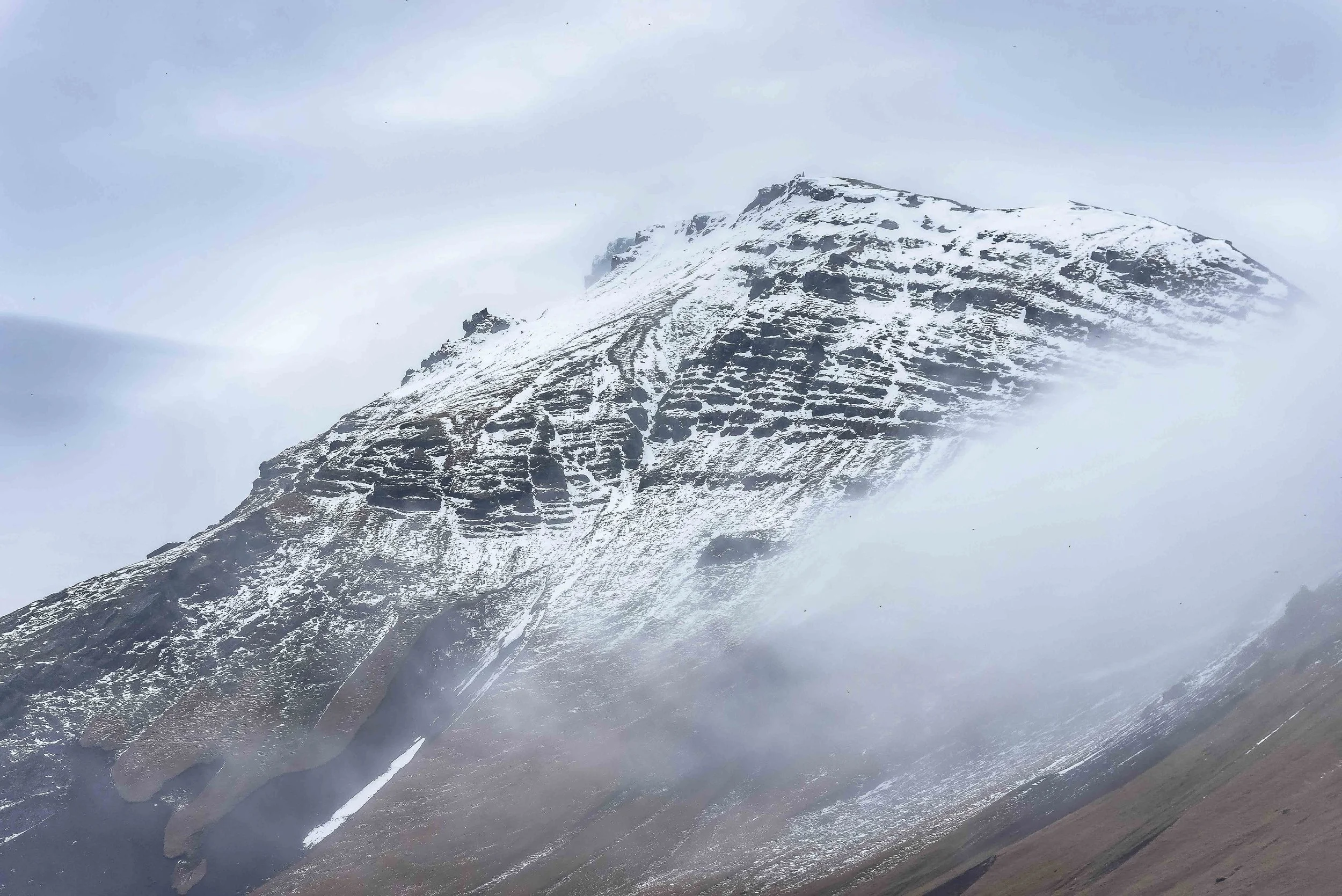 Bergtop met sneeuw in IJsland gefotografeerd door Caroline Wirtz