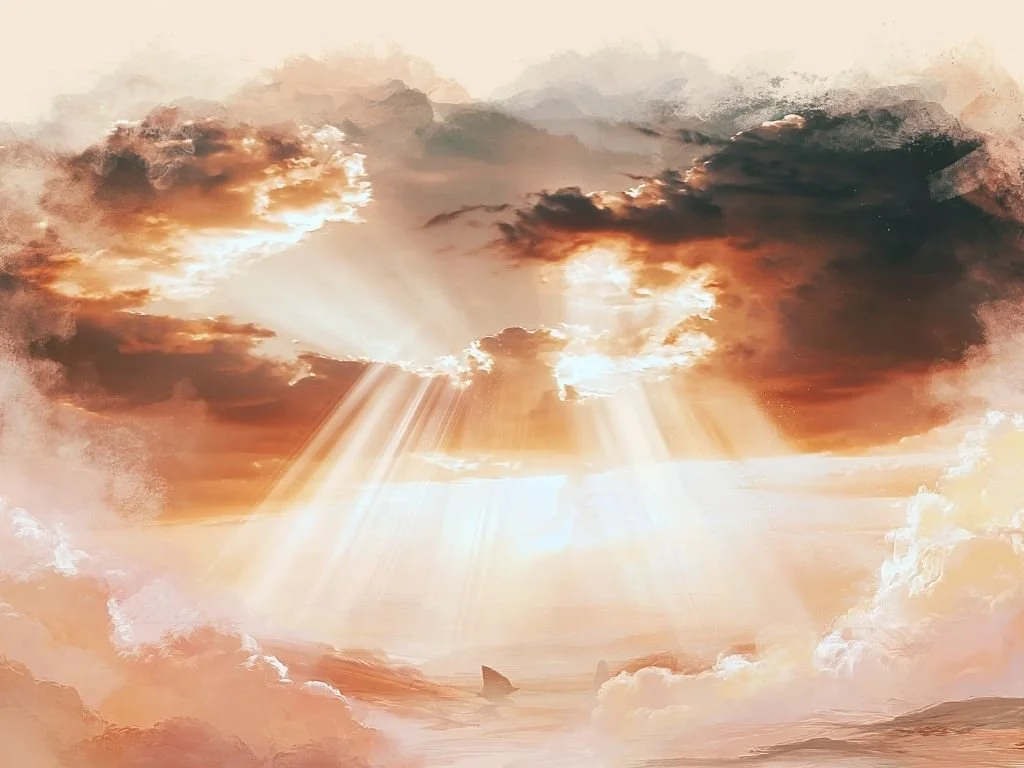 Zonneharpen breken door de wolken en vormen zichtbare crepusculaire stralen boven het landschap.