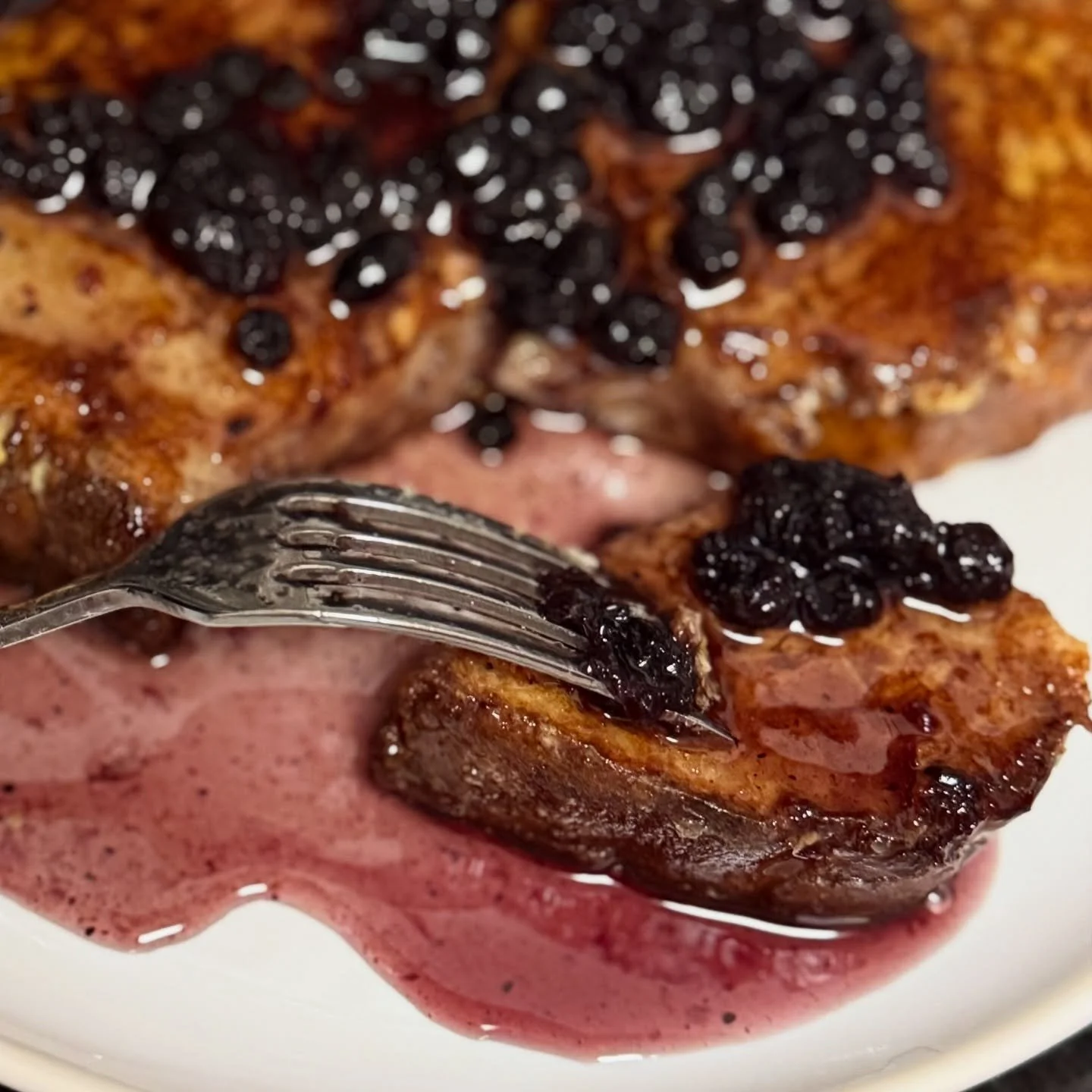 Challah French Toast is the elite French toast. Growing up always loved weekend mornings with challah French toast leftover from Shabbat. Haven&rsquo;t been able to have it since going gluten free - until now :) 

Heated up @stonewallkitchen wild Mai