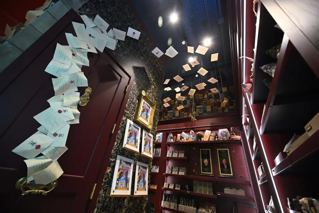040925-HarryPotterShop-Victor-Hilitski-25-scaled.webp