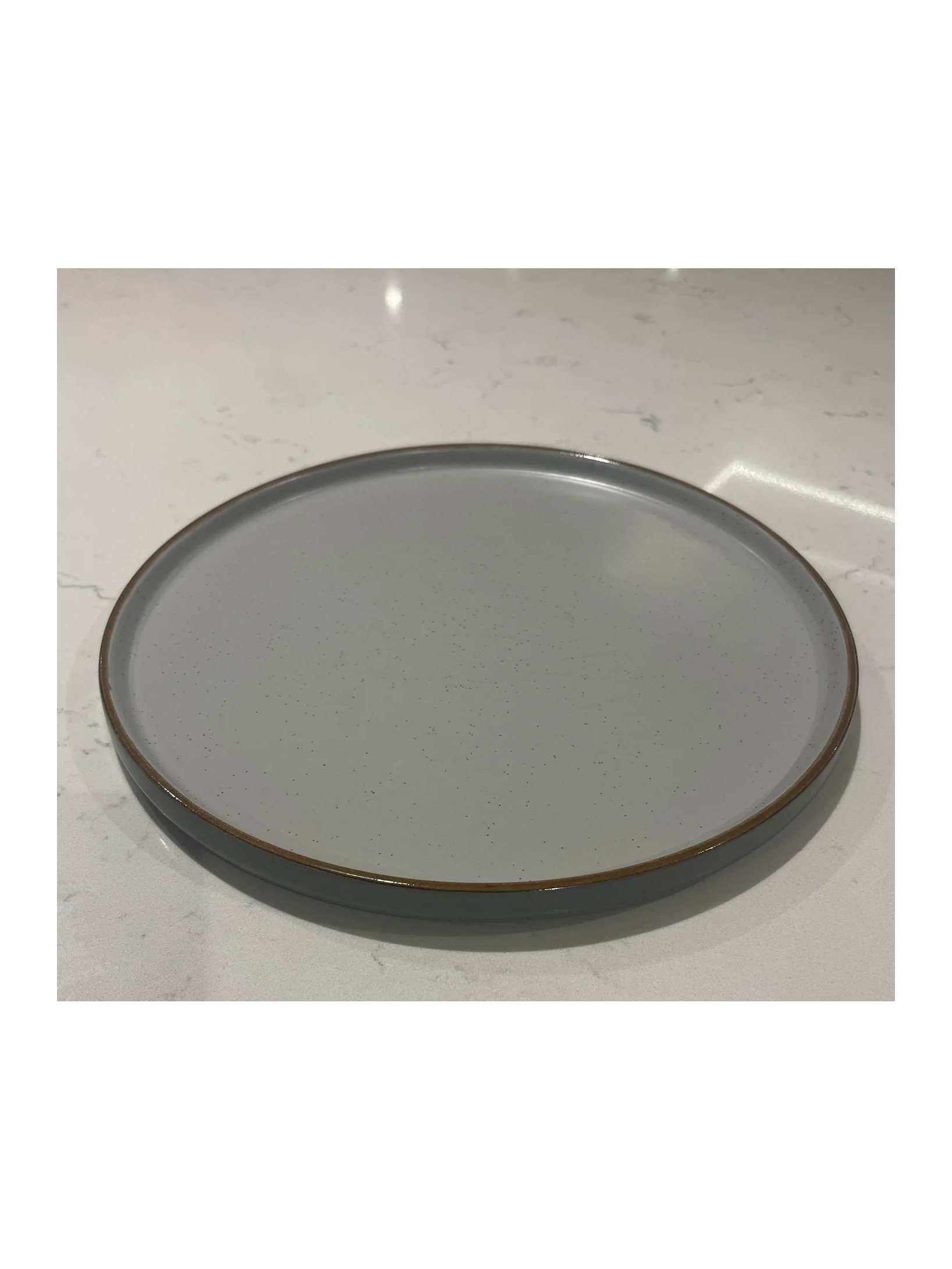 grey_speckle_mains_plate.png