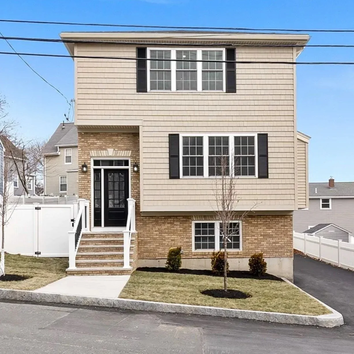 🔑 For Sale: 35 Liberty Avenue, Revere MA. 6 bed, 3 bath, 3,300 sq ft. 

Check out this beautiful newly update home. This house boasts ample room, and new stainless steel LG appliances, and quartz counter tops. With a lovely finished bottom level, th