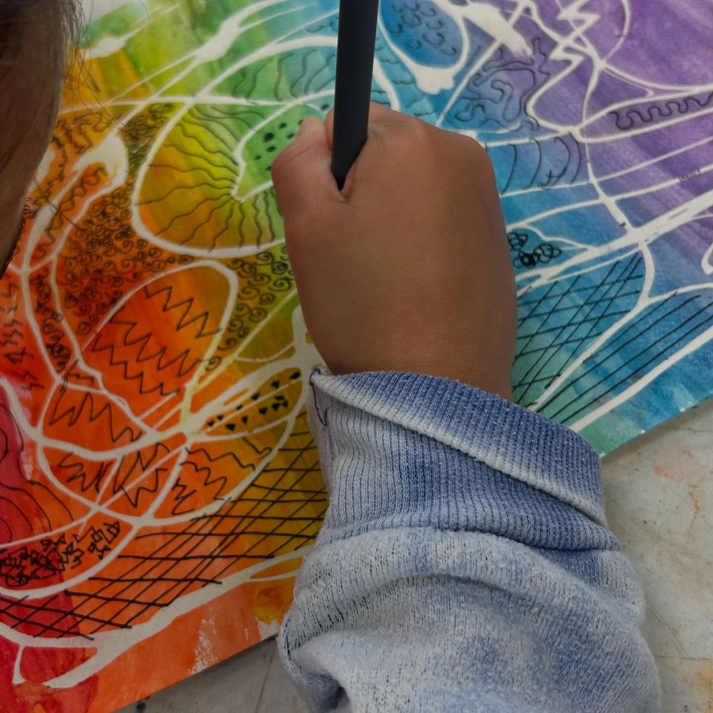 🎨 Our young artists explored color, line, and resist techniques in this fun mixed-media project using watercolor and ink. The results? Full of creativity, contrast, and imagination! 💡🖌️
#ArtCampFun #ResistArt #KidsArtProject #MixedMediaArt #Waterc