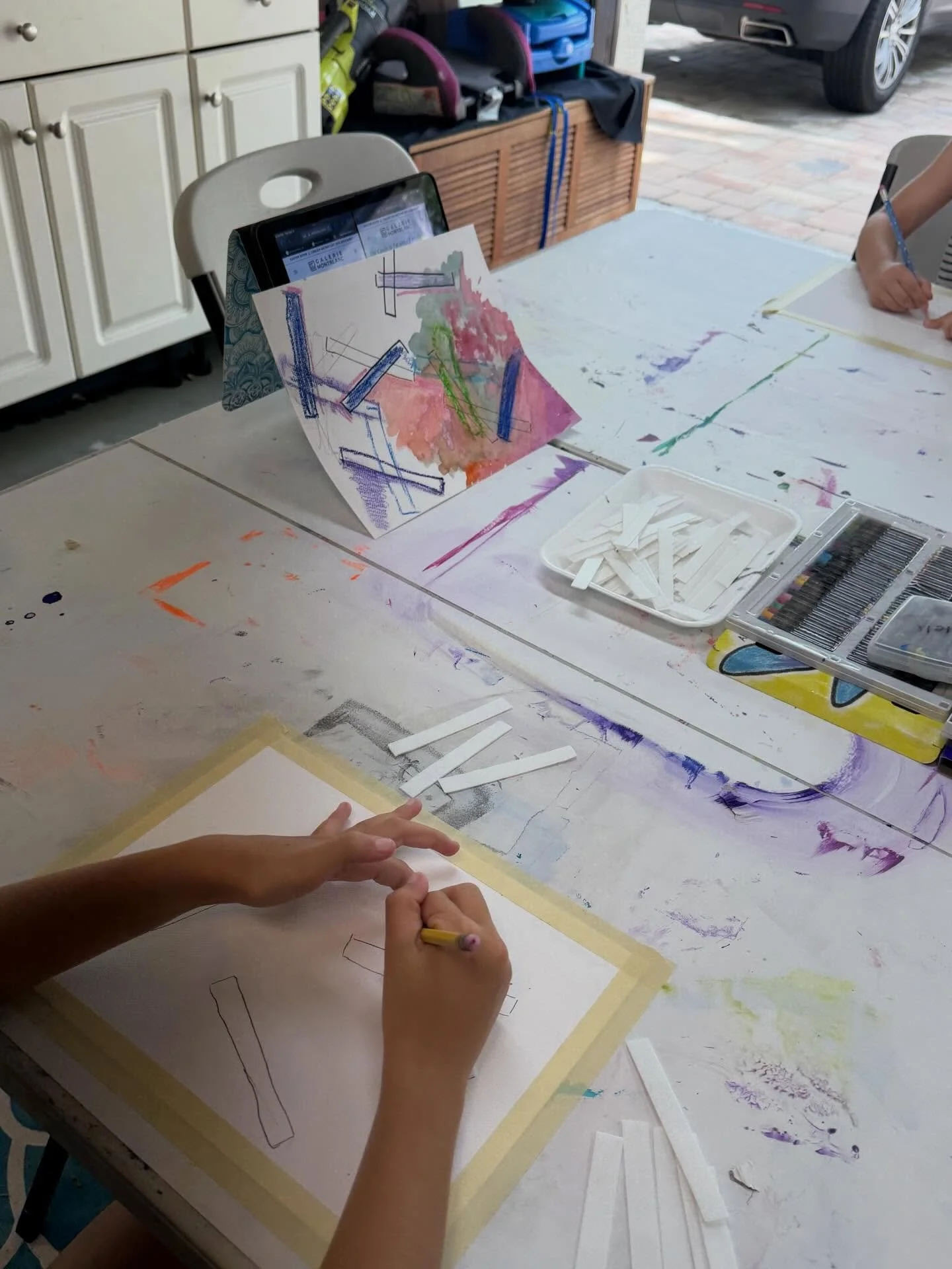 We started with simple shapes for these mixed media abstract designs&hellip; and turned them into something completely unique 🎨
Tracing, layering, blending, and experimenting with materials&mdash;this project was all about letting go and seeing what