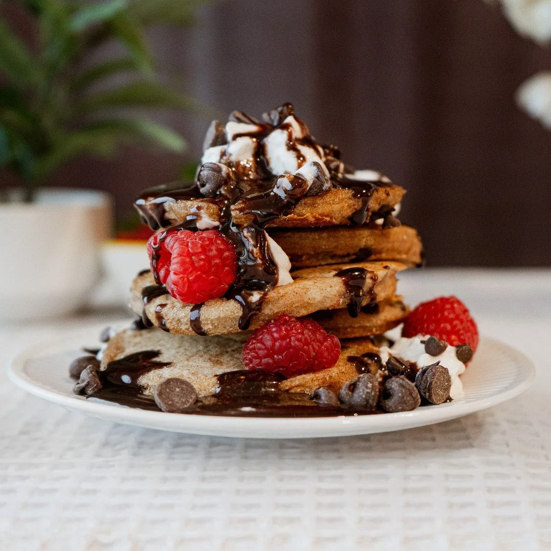🍫🥞 Our Chocolate Chip PowKakes are stacked high, drizzled with rich syrup, topped with fluffy whipped cream, and finished with fresh raspberries. The only thing missing is your fork!

Would you share or keep this all to yourself? 😋👇
#PowKakes #Pr