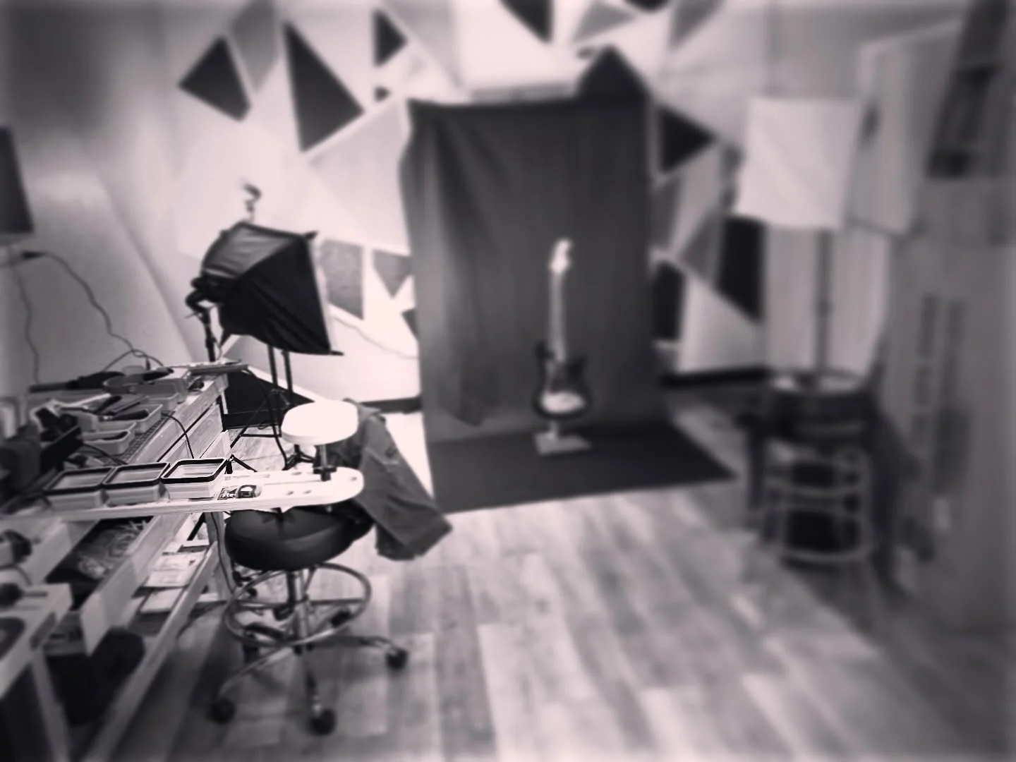 Tech bench coming together ⚡️
Inventory + parts getting sorted, photo workflow dialing in.
Shelves start going up this week. 🎸☕️

#AmpdGuitars #AmpdCoffee #GuitarShopBuild #BehindTheBench #CoffeeAndGuitars