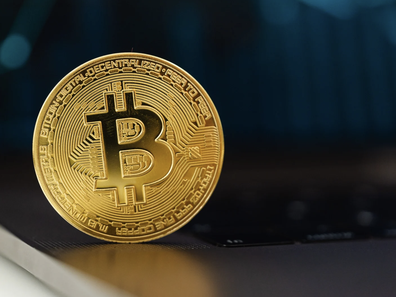 BITCOIN SOTTO STRESS: PERCHÉ NON PROTEGGE DAL RISCHIO COME L’ORO