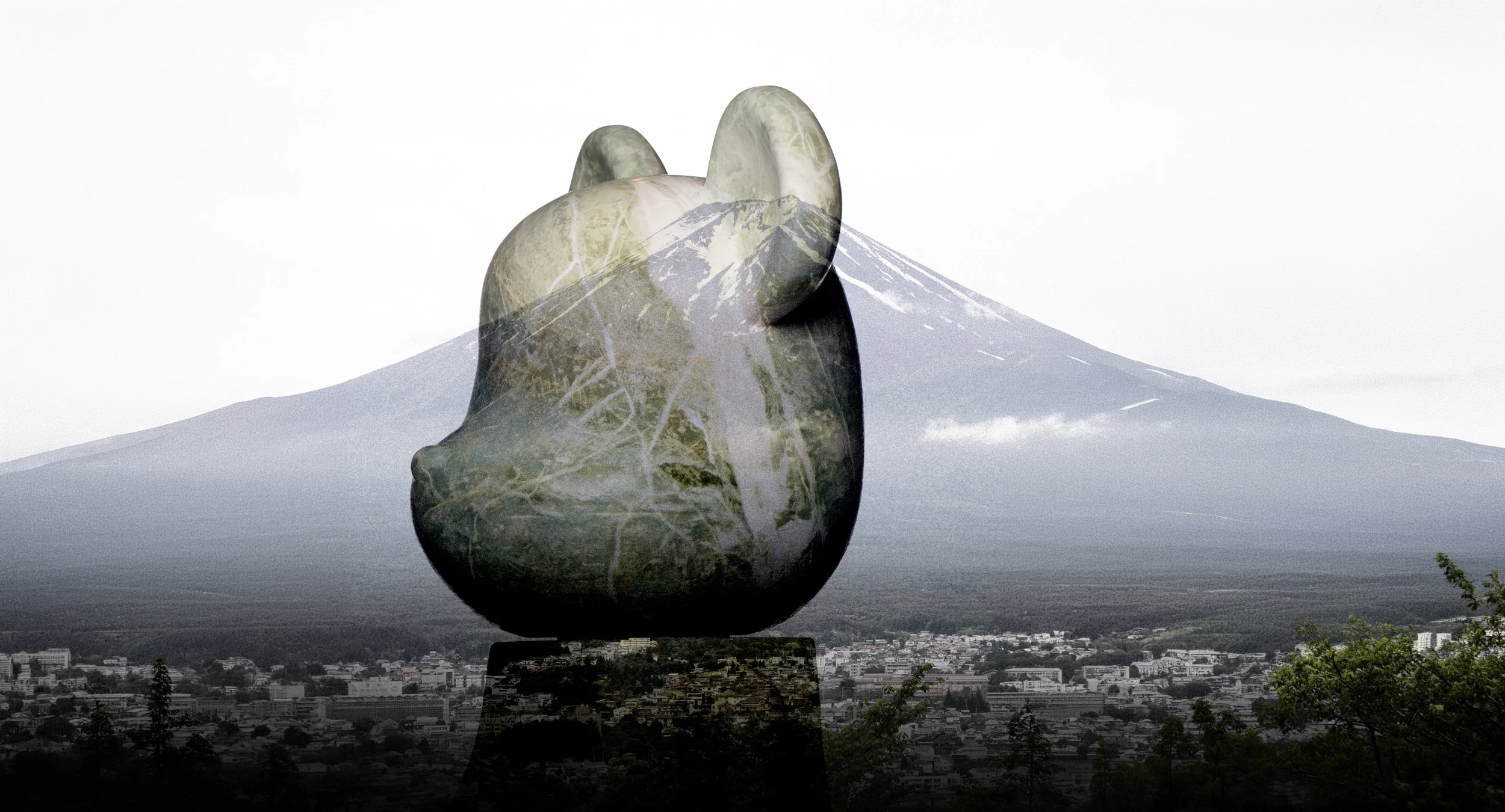 Eine Skulptur eines Hasen, die mit einem Bergmotiv verziert ist, vor Mt. Fuji im Hintergrund.