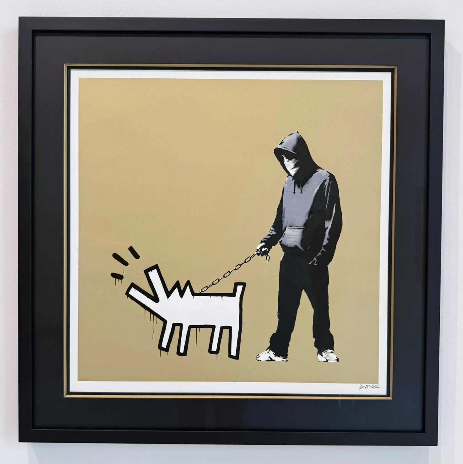 Streetart mit einer Figur in Kapuzenjacke, die an einer Kettenmaske zieht, und einem stilisierten weißen Tier, das wie ein Hund aussieht.