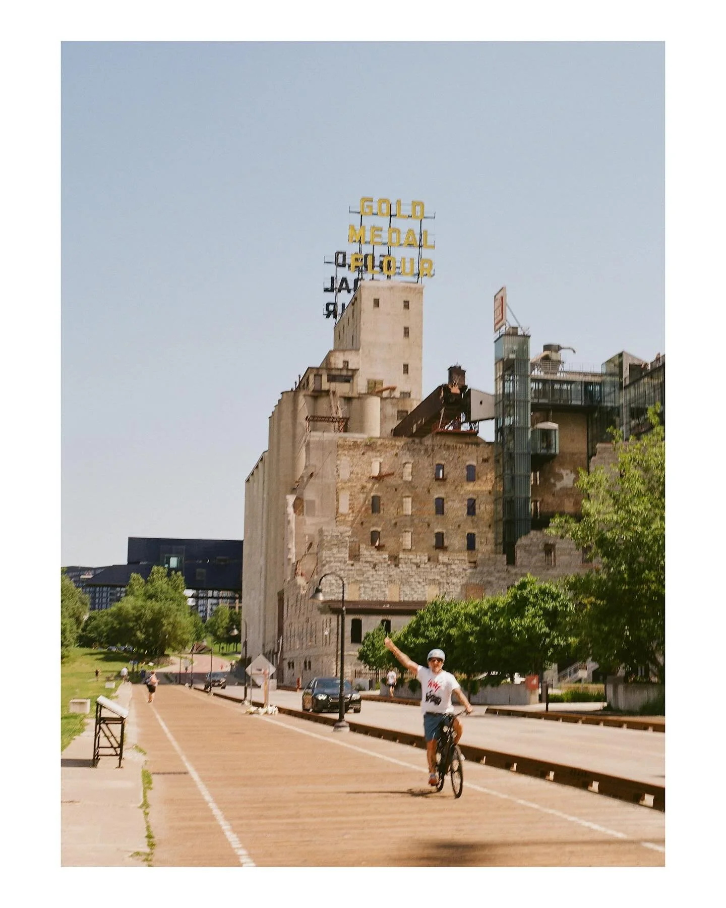 Waving goodbye to summer and hello to fall 🍁 

This guy was the loveliest surprise while trying to capture the Gold Medal sign in Minneapolis 

#minneapolis #minnstagrammers #minneapolislifestylephotographer #minneapolisphotographer #film #120mmfilm