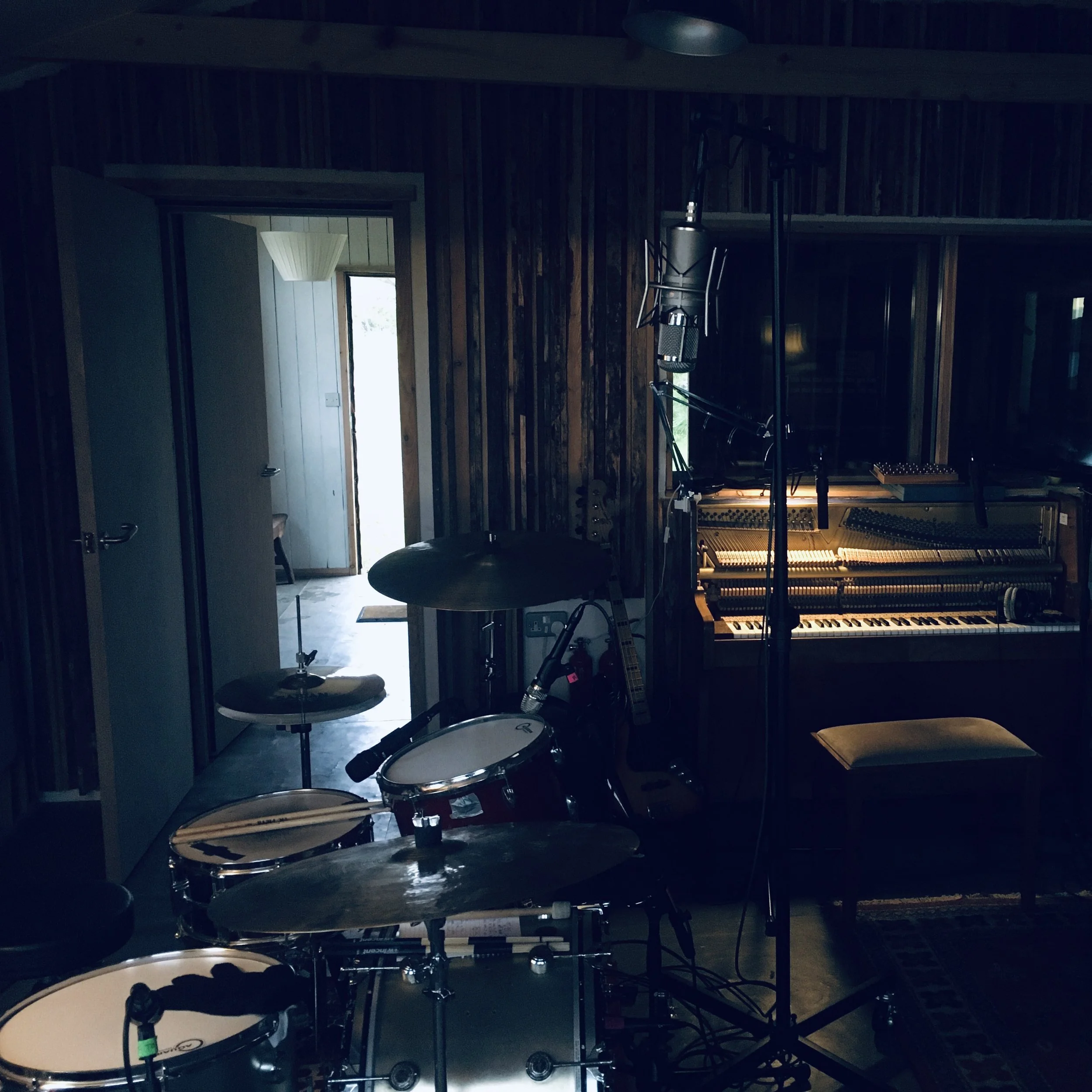 live room into hallway.jpg