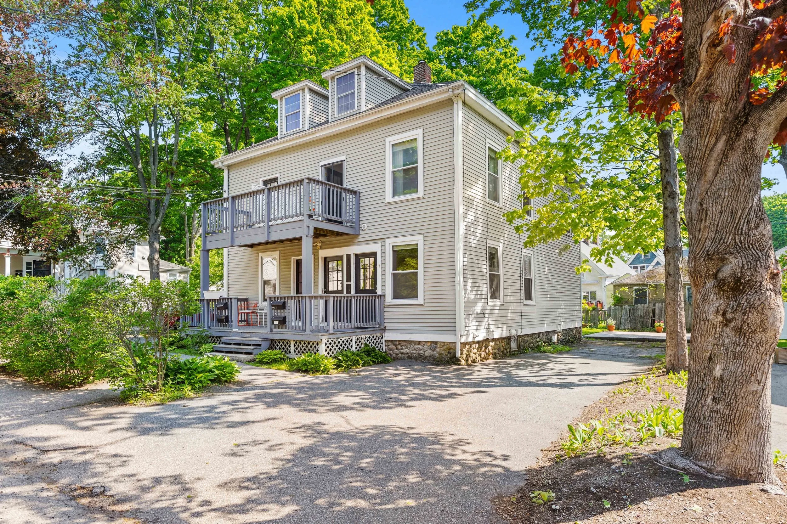 Just Listed in Amesbury!

THE SECOND FLOOR: 
7 Winter St. Unit D
2 Bed, 1.5 Bath - $375,000
Townhouse style living 
Private yard and deck, storage, in unit laundry, ample parking, Low HOA, pets allowed 

Welcome to the true beauty of townhouse-style 