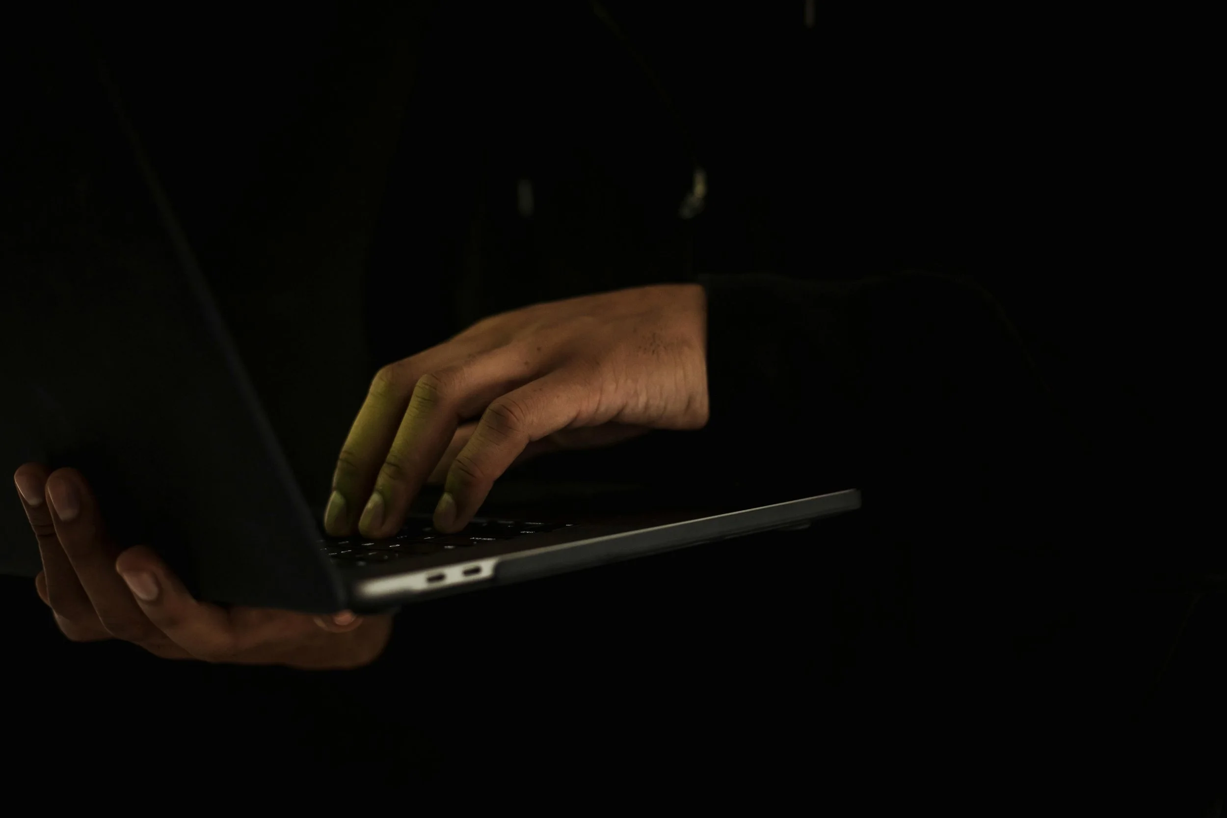 Fully Anonymous Laptop