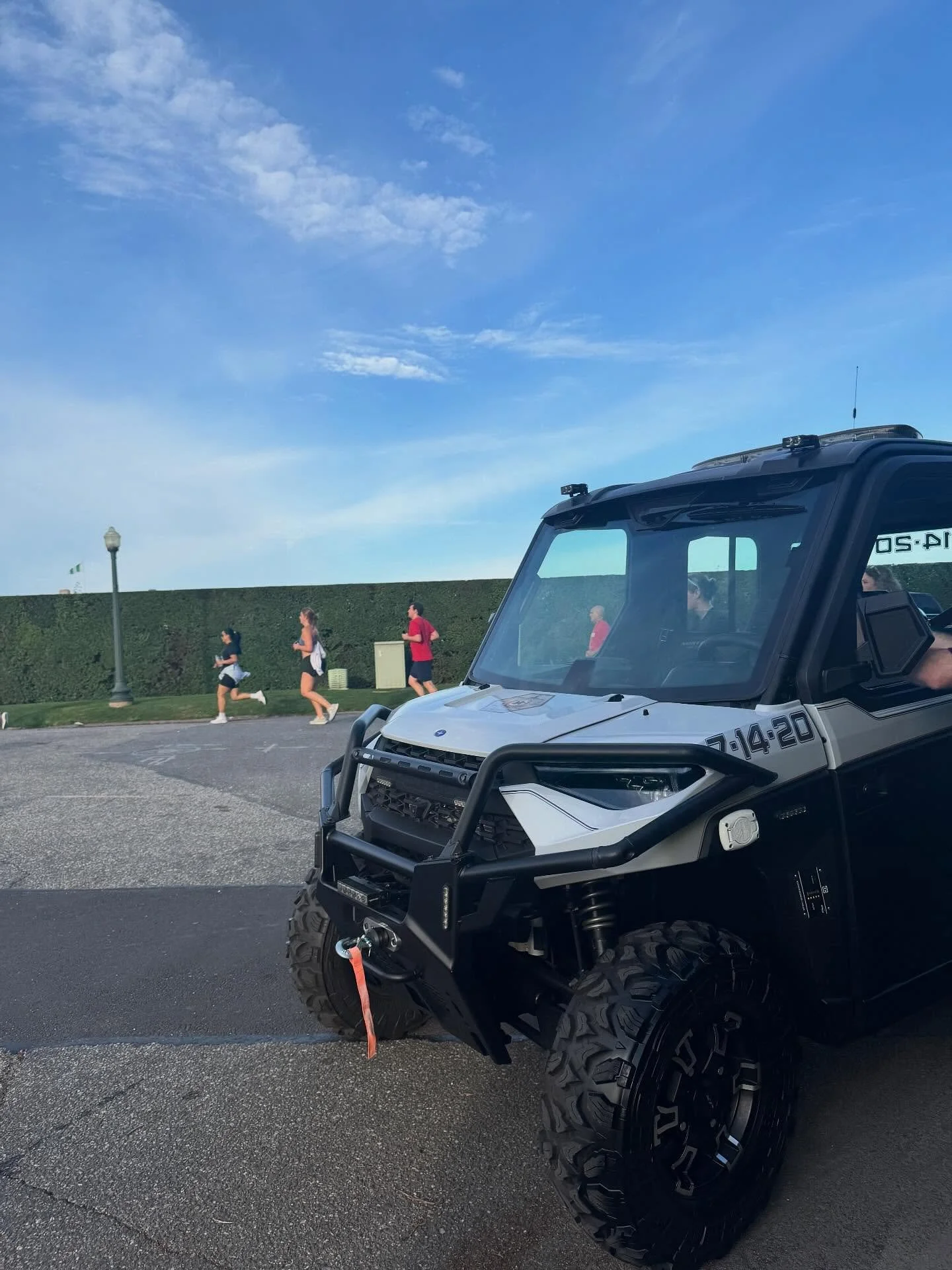 🚑💙 This past Saturday, 3 of our crew members stood by at the Hamptons Marathon, ready to assist whenever needed. Not only did they help with patient care, but also helped @southamptonvillagepd with the traffic. The day went smoothly thanks to stron