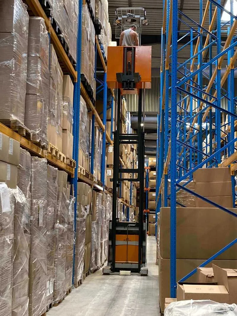 Apprenant sur chariot vertical CACES R489 formation certifiante Bourg-en-Bresse