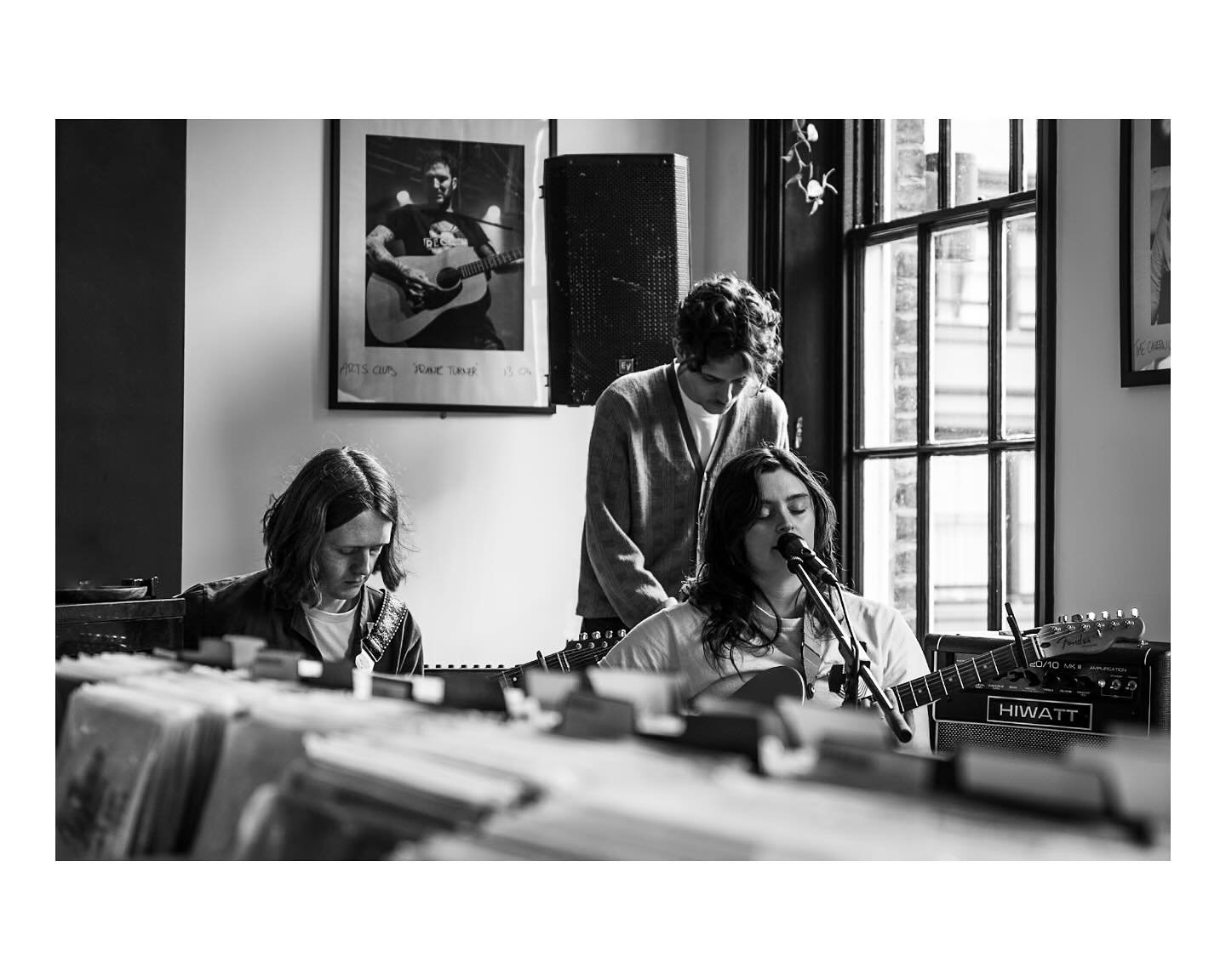 No se puede escribir mucho sobre esta foto. Creo que es una de esas que cuentan su propia historia y crea sus propias evocaciones. Es una de mis fotos favoritas, y próximamente estará colgada en mi estudio (y en el de ustedes si alguien