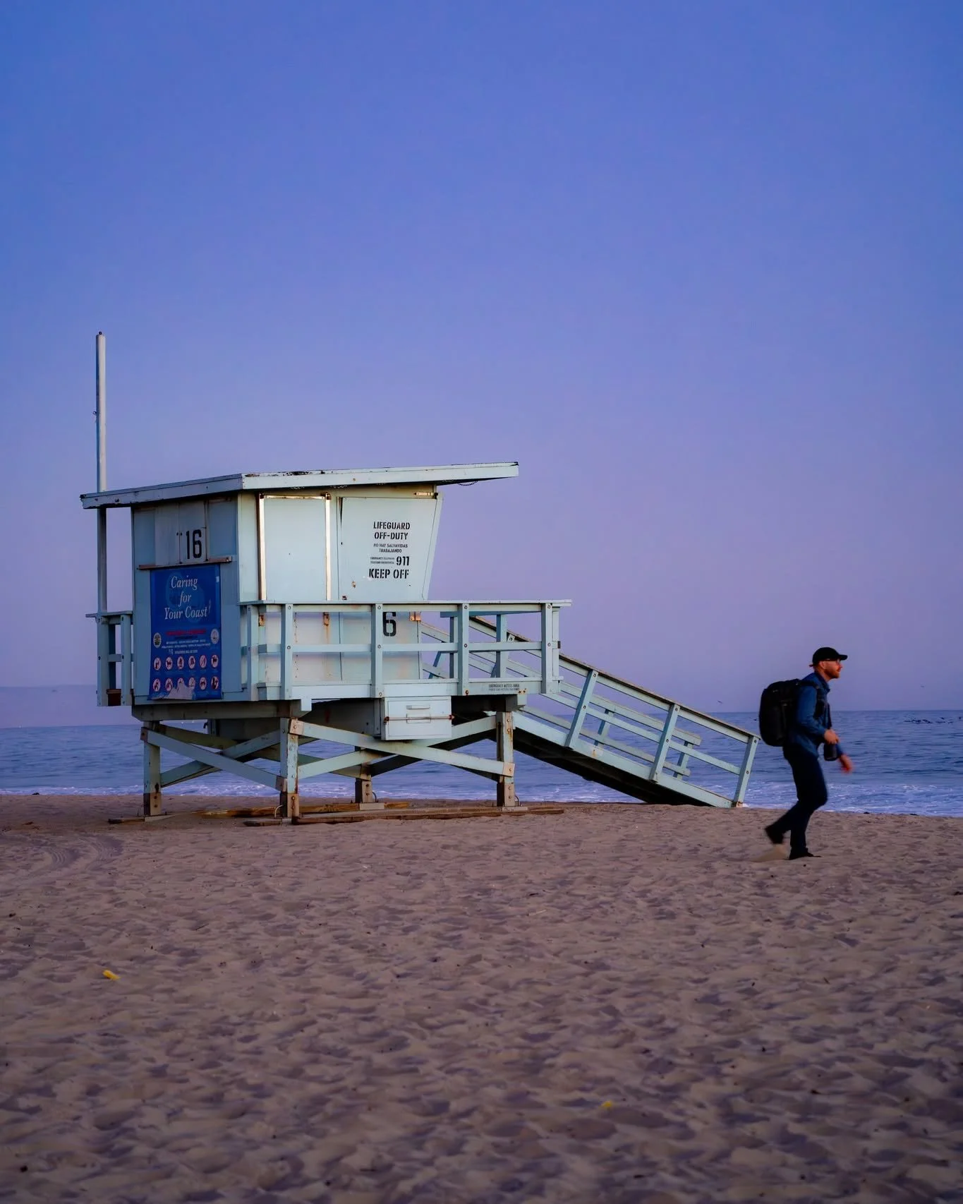 Santa Monica, California. Cuando empieza la noche, los salvavidas cierran sus cabinas. El bullicio de la playa cesa y solo queda el sonido de las olas y los gritos lejanos de los pasajeros de las atracciones del Santa Monica Pier.
Si quieres ver m&