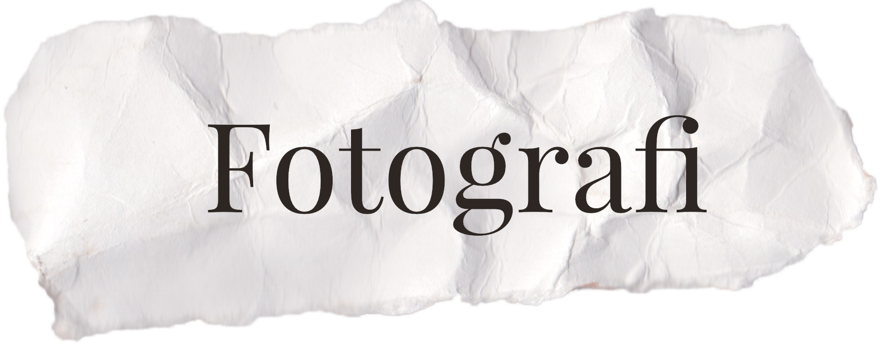 Et stykke hvitt, rynkete papir med teksten "Fotografi" skrevet i svart font.