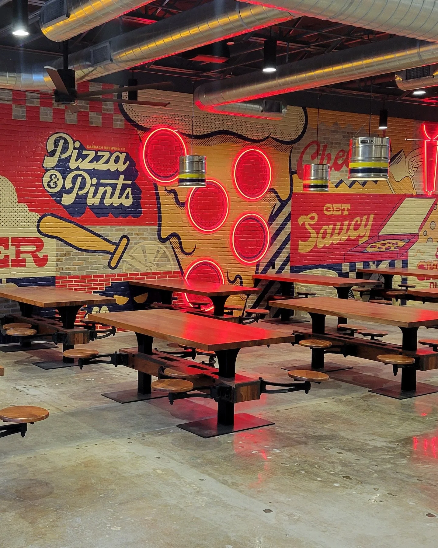 🏗️ BEHIND THE BUILD SERIES | 🍺 Karbach Brewery 
Every great beer deserves a great space. From final project to mid-construction, swipe to see behind the build with Karbach Brewery in Houston, Texas. 
Our team at KT Ventures helped transform Karba